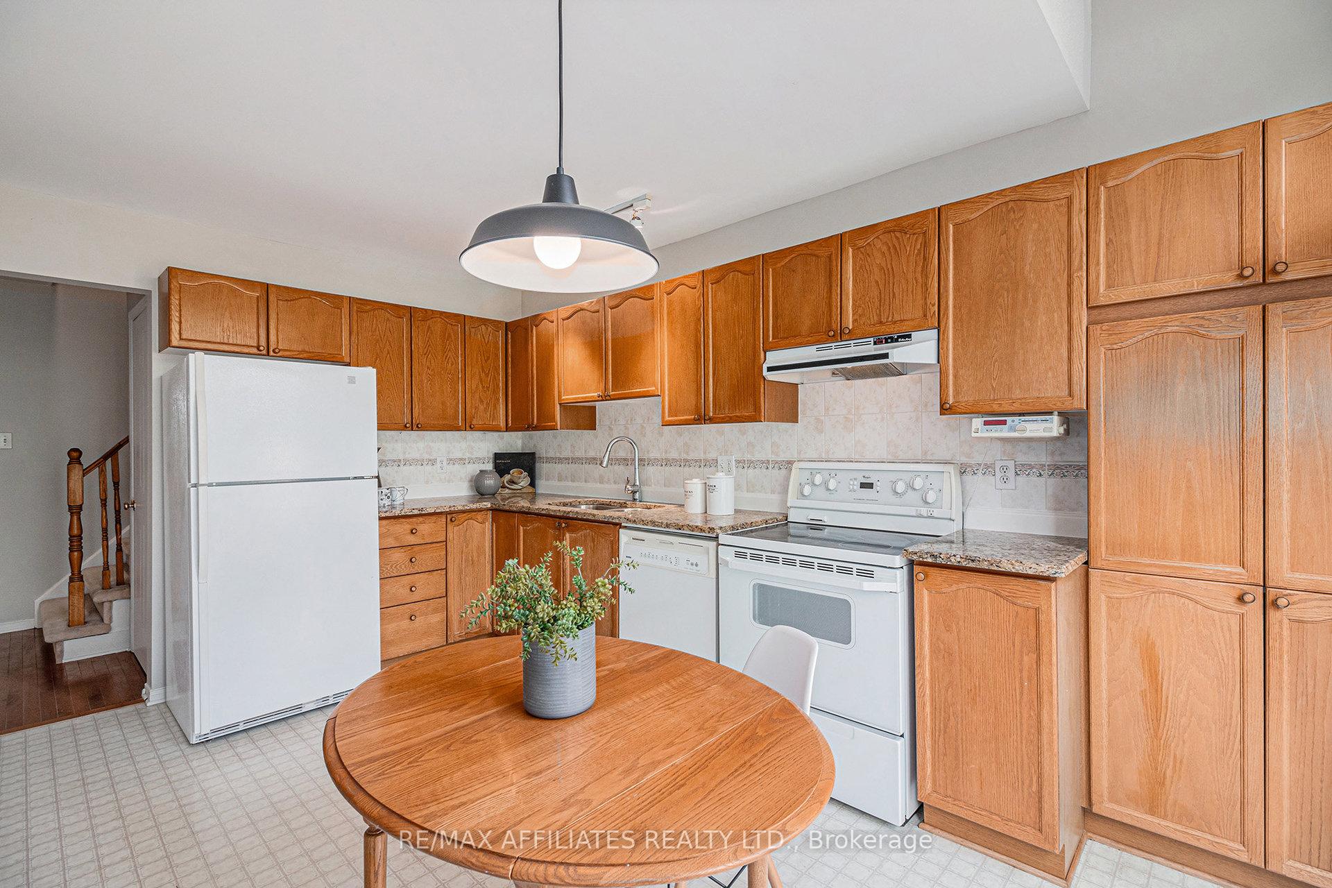 Photo 8 of 2106 Sunland Drive, Ottawa, Fallingbrook/Gardenway South — HOMEH