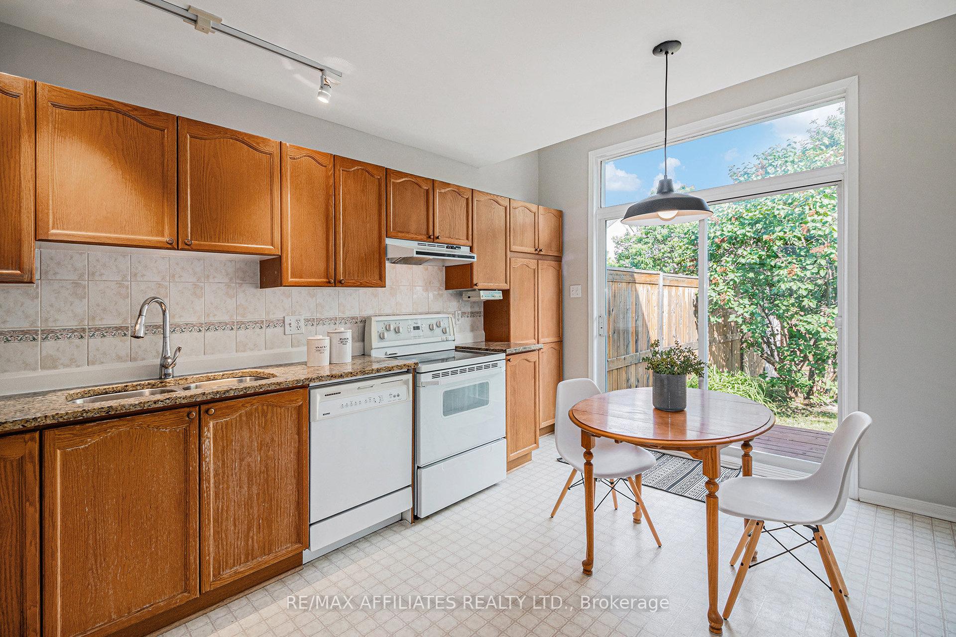 Photo 9 of 2106 Sunland Drive, Ottawa, Fallingbrook/Gardenway South — HOMEH