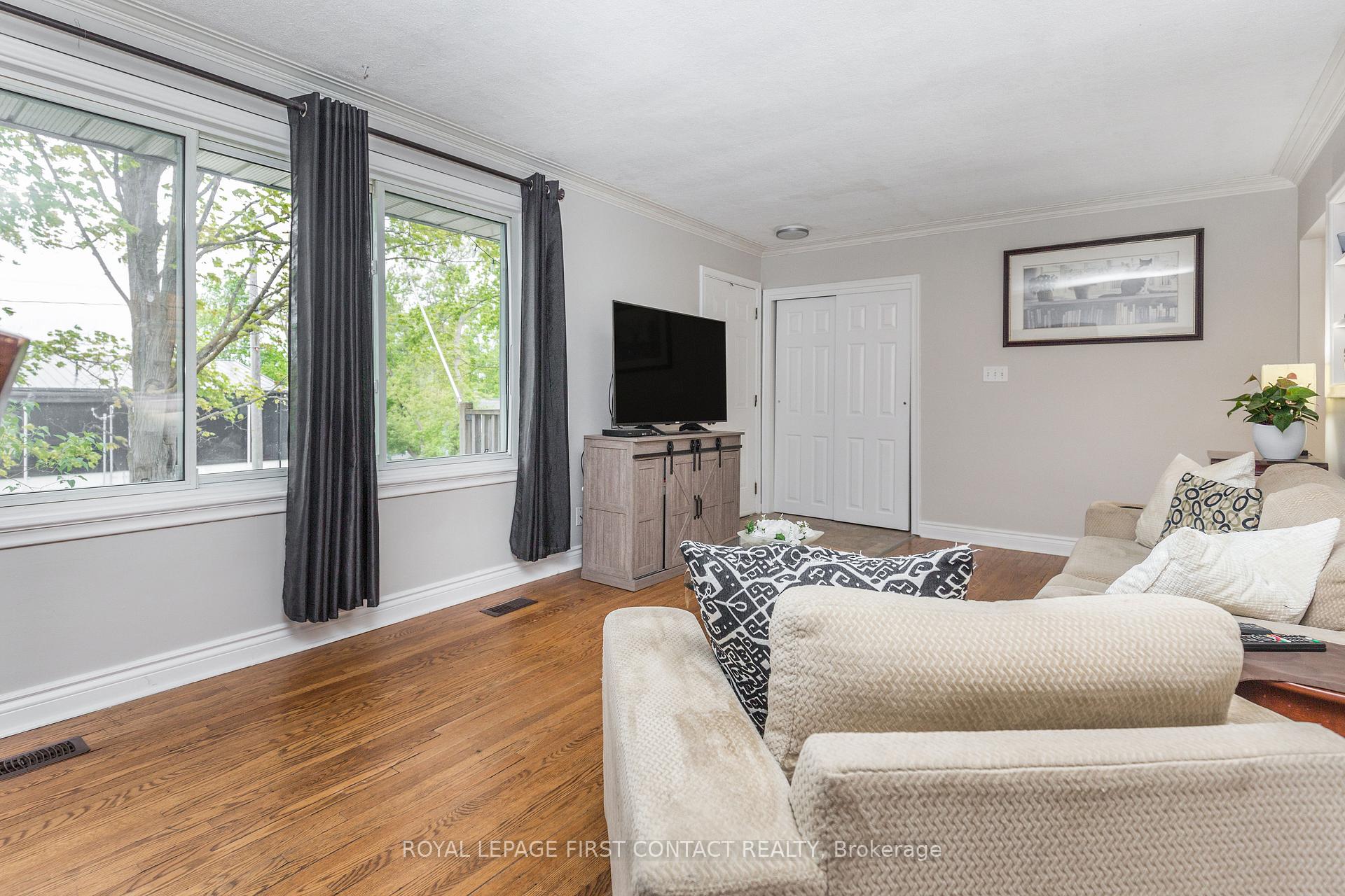 Photo 10 of 48 Brant Street W, Orillia — HOMEH