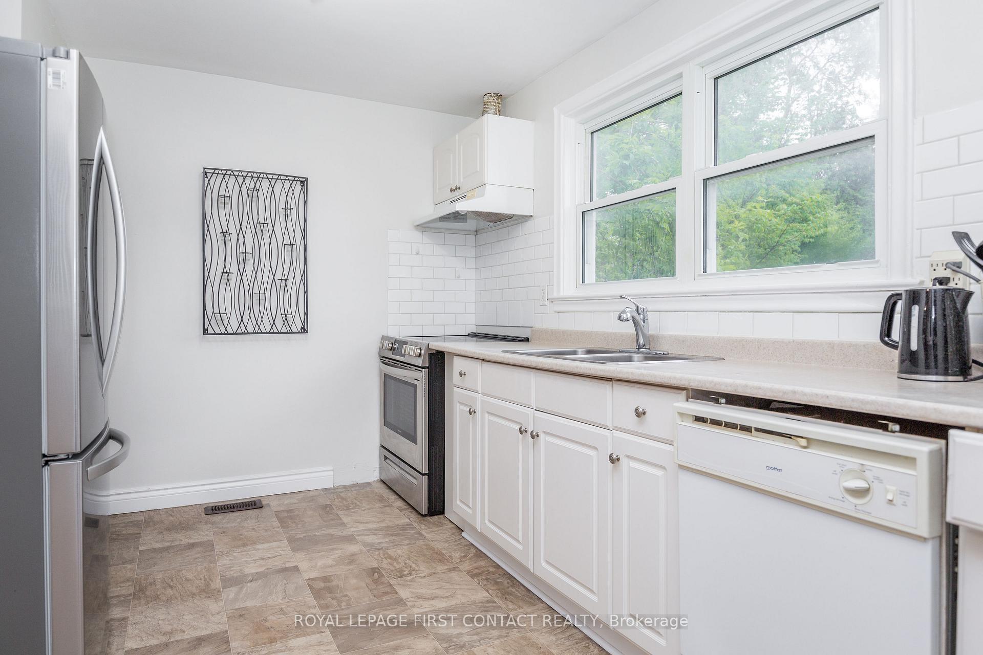 Photo 13 of 48 Brant Street W, Orillia — HOMEH