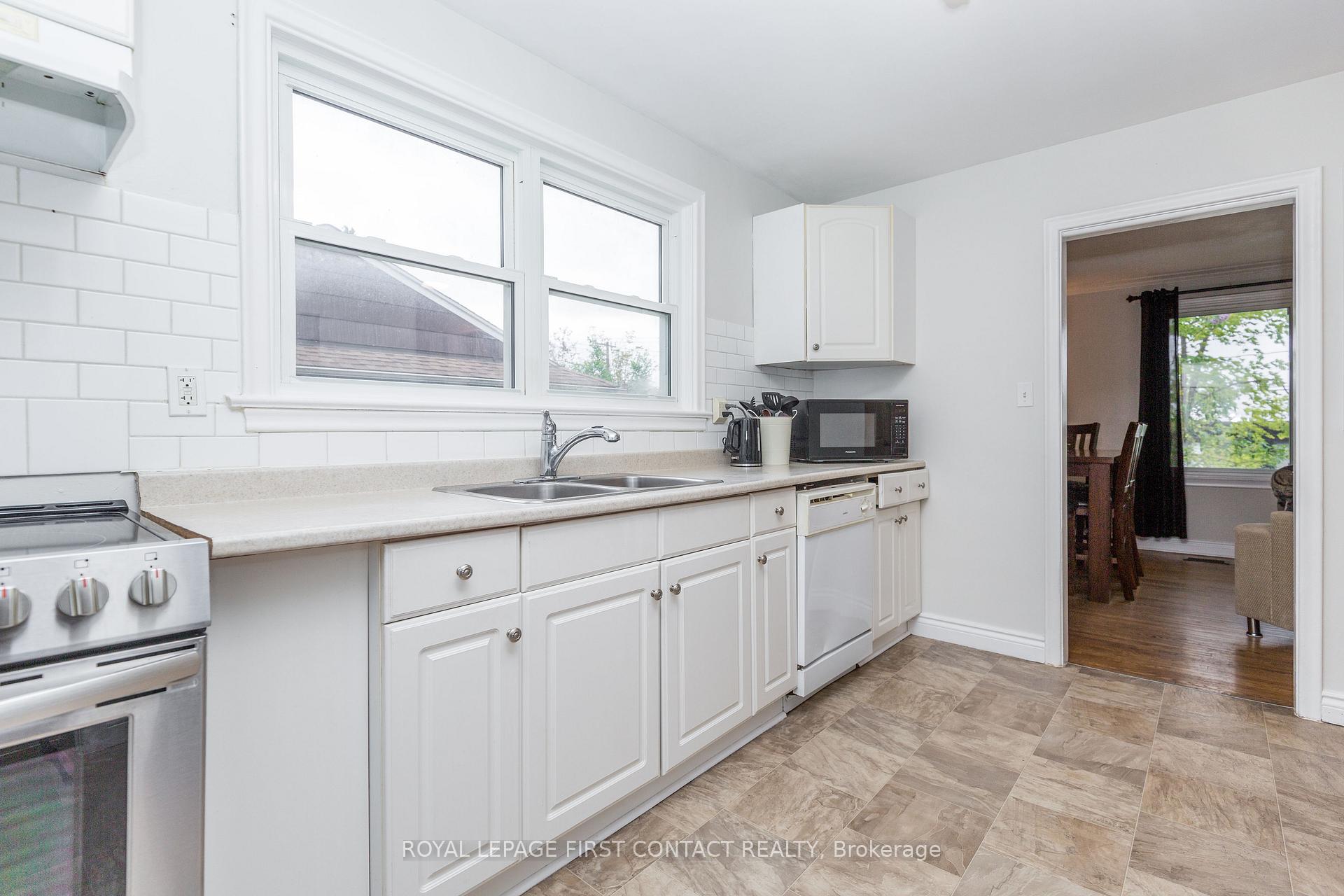 Photo 14 of 48 Brant Street W, Orillia — HOMEH