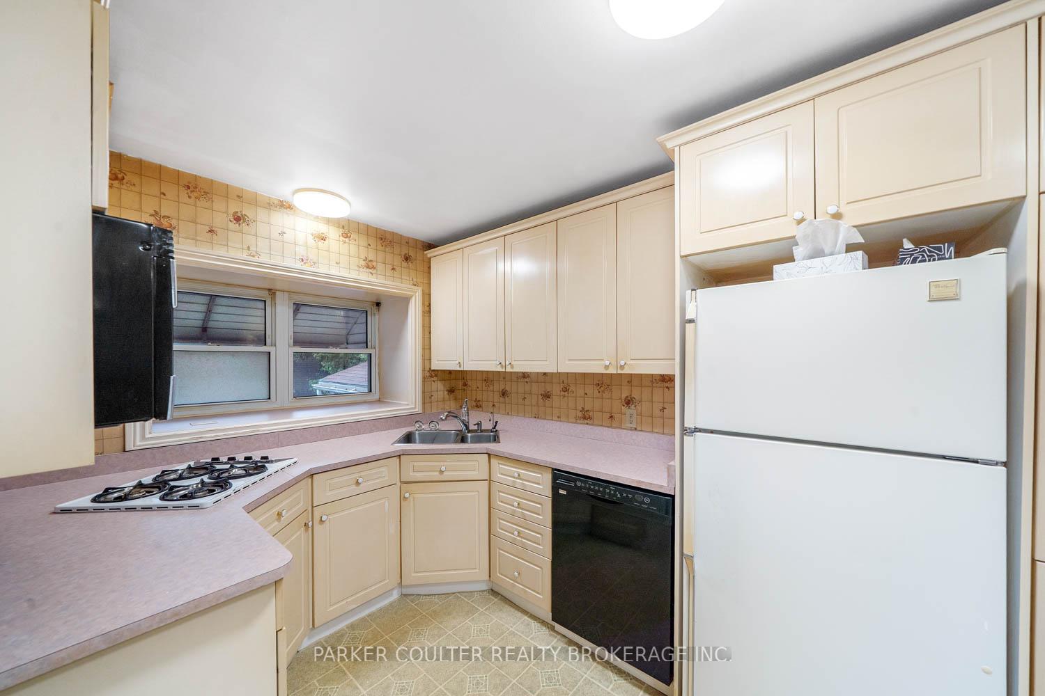 Photo 11 of 39 Elmer Avenue, Orillia — HOMEH