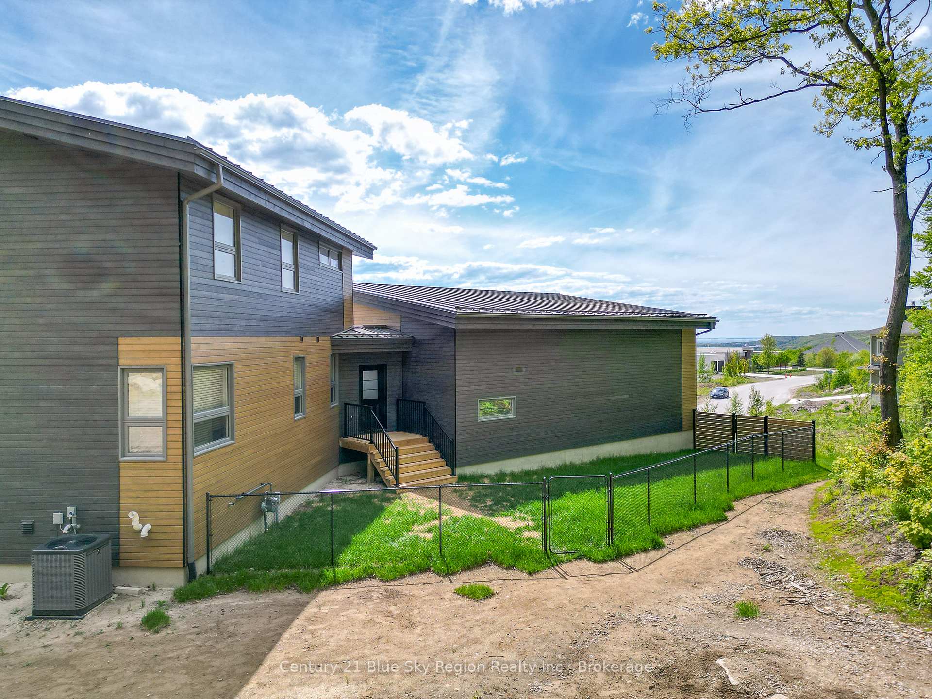 Photo 8 of 460 Surrey Drive, North Bay, Airport — HOMEH