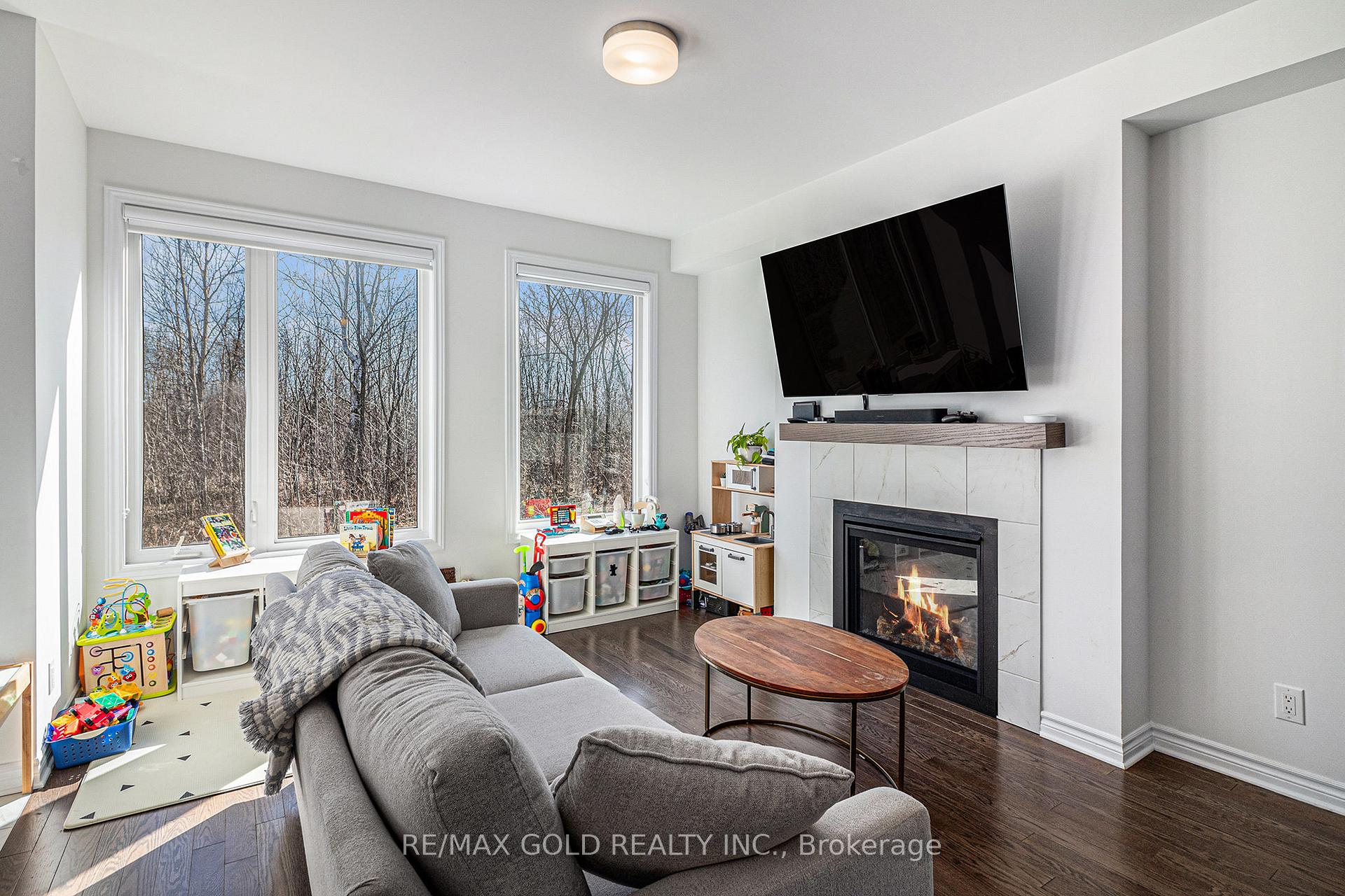 Photo 5 of 647 Persimmon Way, Ottawa, Chapel Hill South - Orleans Village — HOMEH