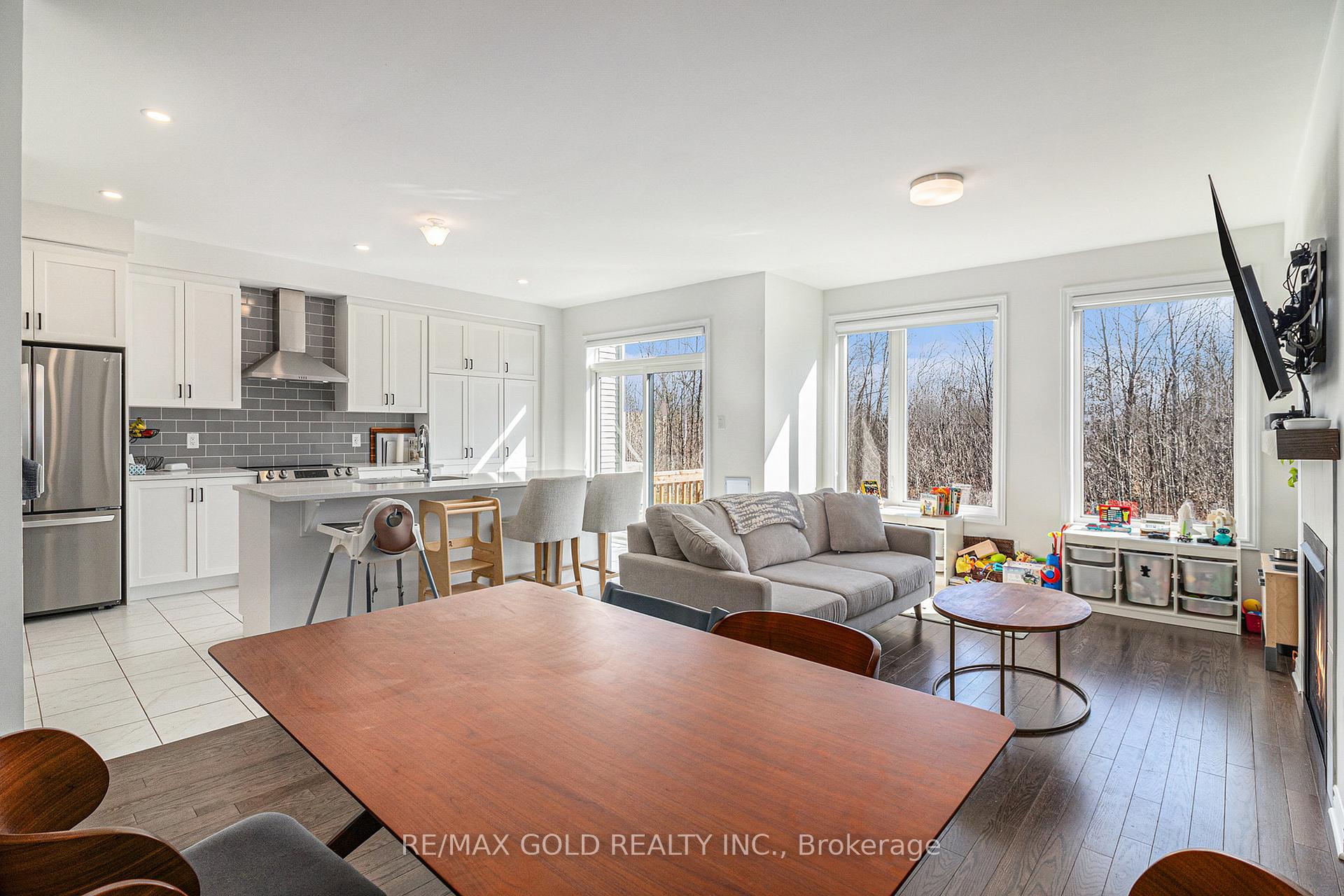 Photo 8 of 647 Persimmon Way, Ottawa, Chapel Hill South - Orleans Village — HOMEH