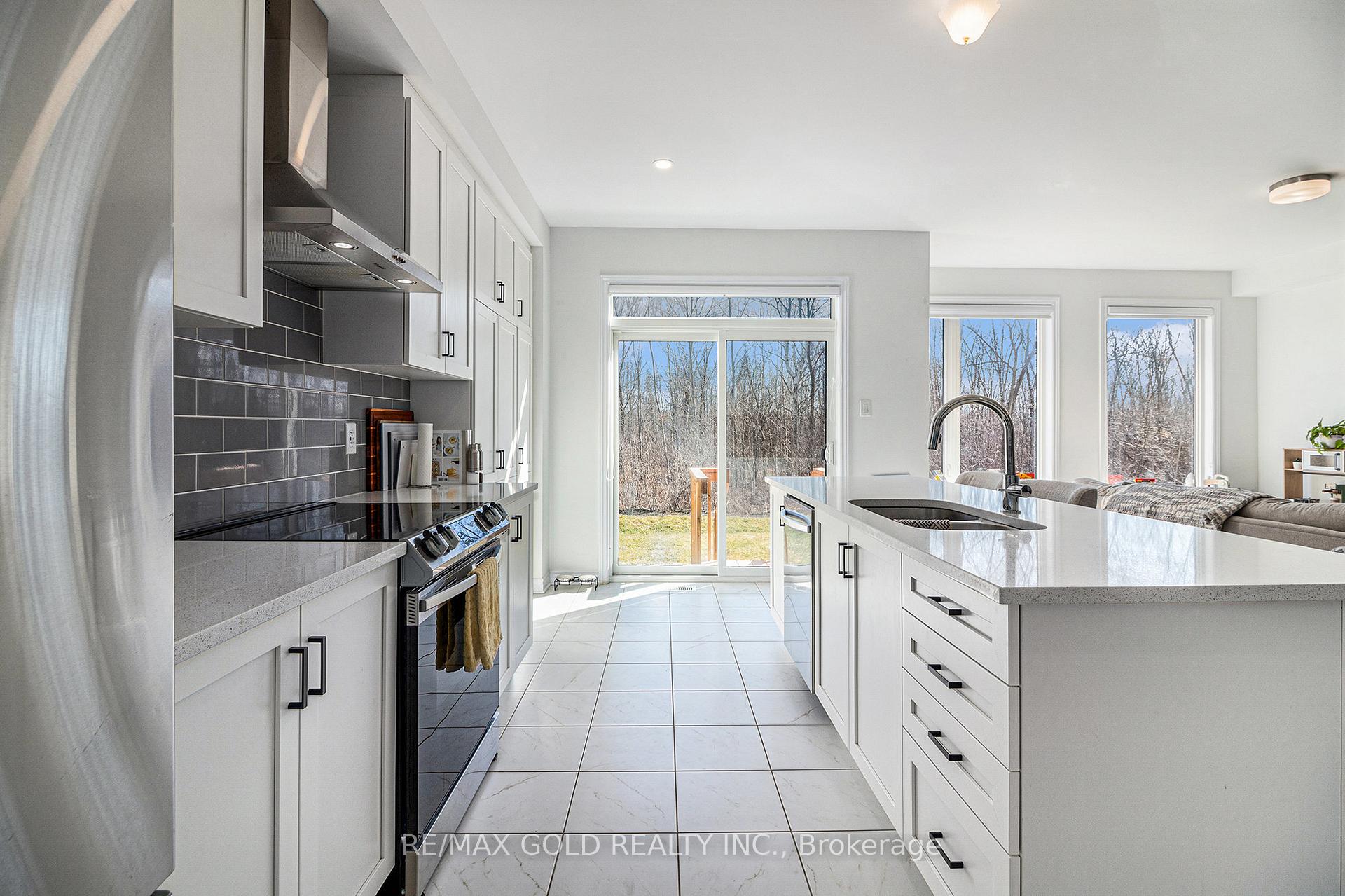 Photo 12 of 647 Persimmon Way, Ottawa, Chapel Hill South - Orleans Village — HOMEH
