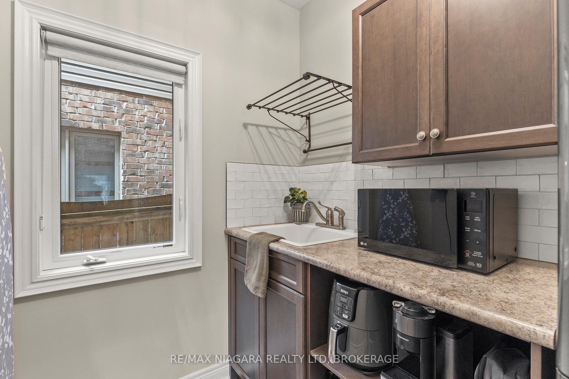 Photo 7 of 2 Buckley Terrace, Pelham, Fonthill — HOMEH