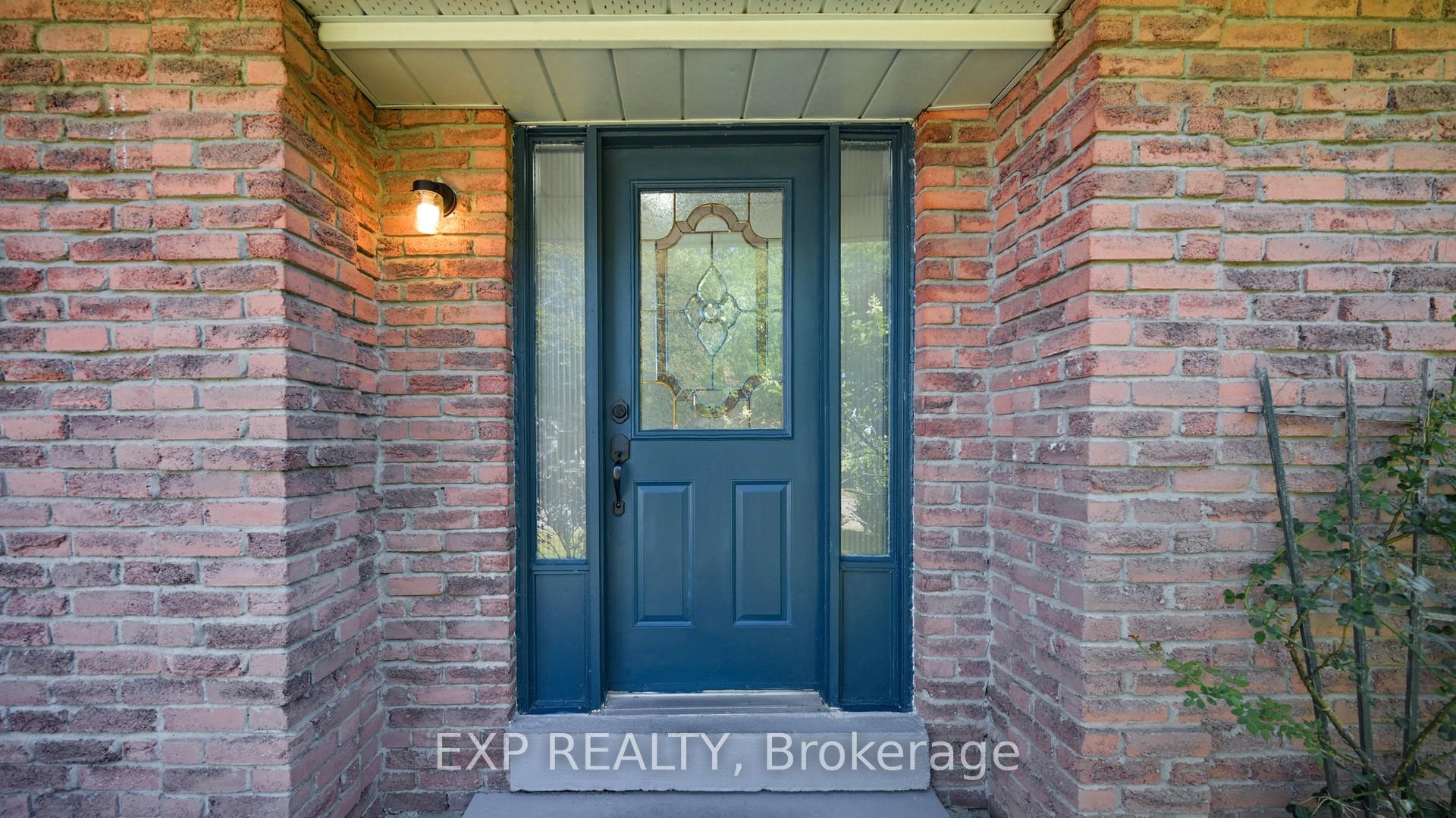 Photo 3 of 65 Lowe Boulevard, Newmarket, Huron Heights-Leslie Valley — HOMEH