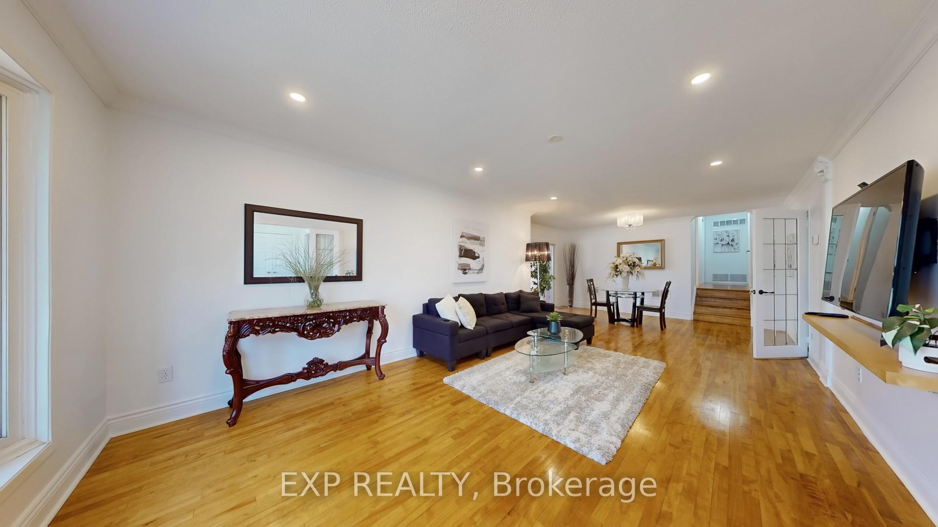 Photo 4 of 65 Lowe Boulevard, Newmarket, Huron Heights-Leslie Valley — HOMEH