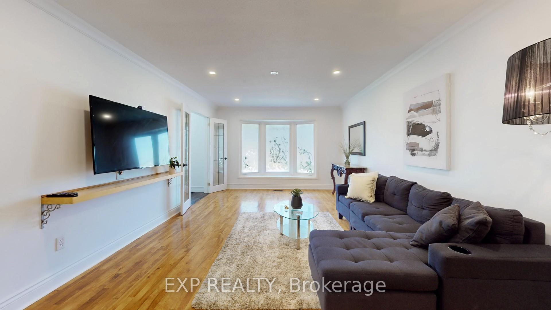 Photo 5 of 65 Lowe Boulevard, Newmarket, Huron Heights-Leslie Valley — HOMEH