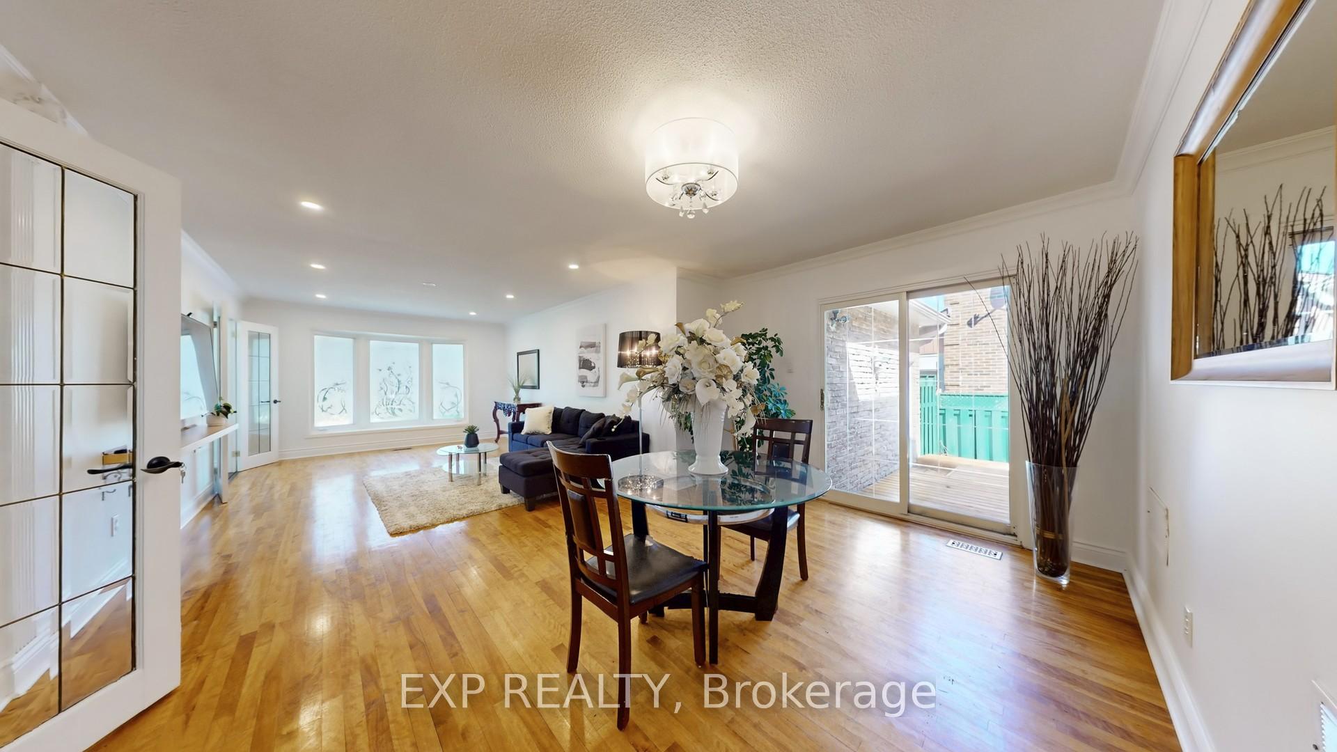 Photo 6 of 65 Lowe Boulevard, Newmarket, Huron Heights-Leslie Valley — HOMEH