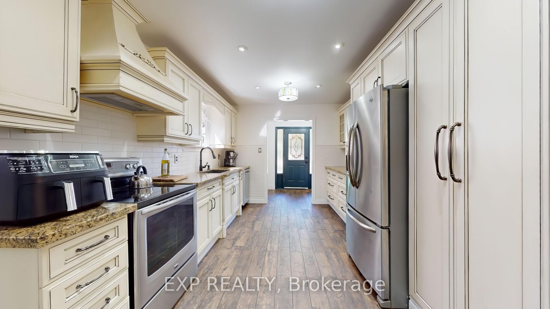 Photo 9 of 65 Lowe Boulevard, Newmarket, Huron Heights-Leslie Valley — HOMEH