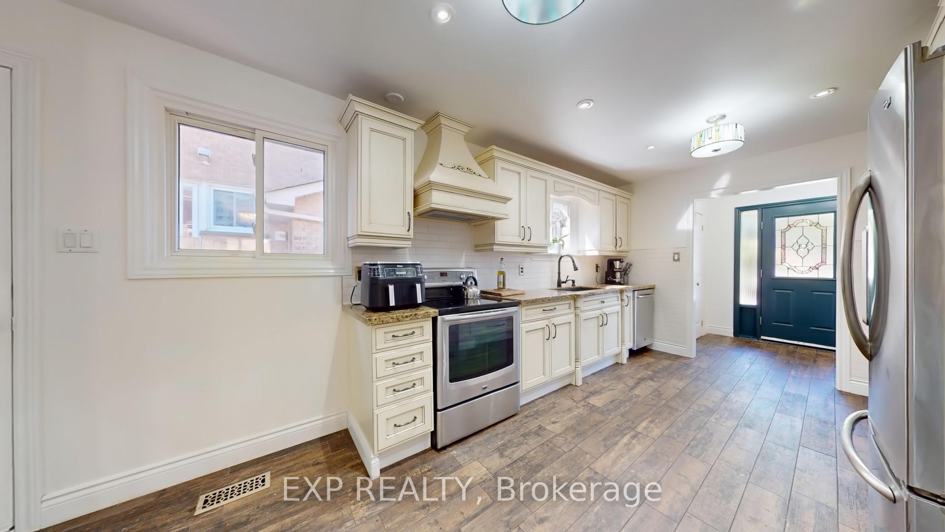 Photo 11 of 65 Lowe Boulevard, Newmarket, Huron Heights-Leslie Valley — HOMEH