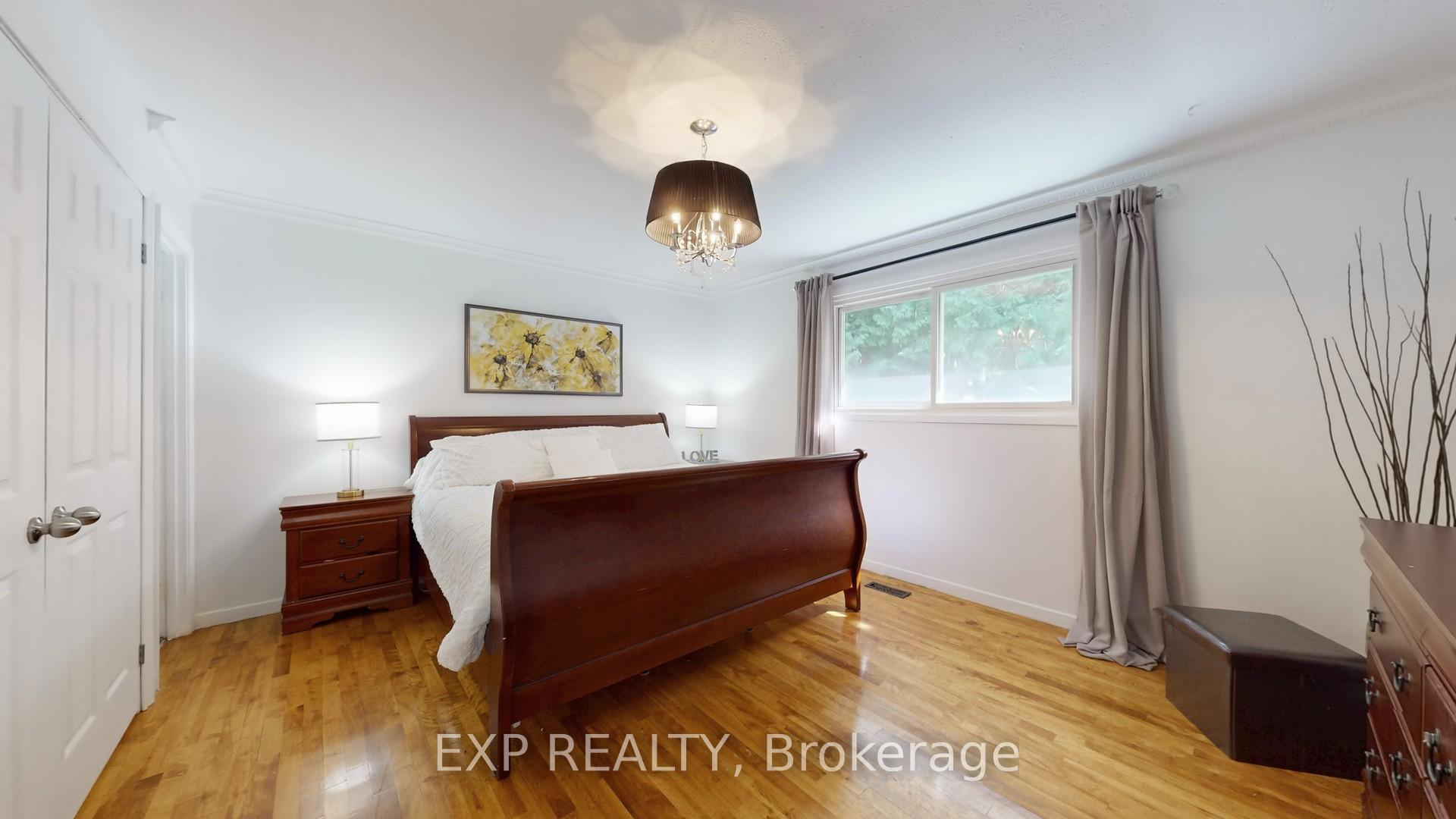 Photo 12 of 65 Lowe Boulevard, Newmarket, Huron Heights-Leslie Valley — HOMEH