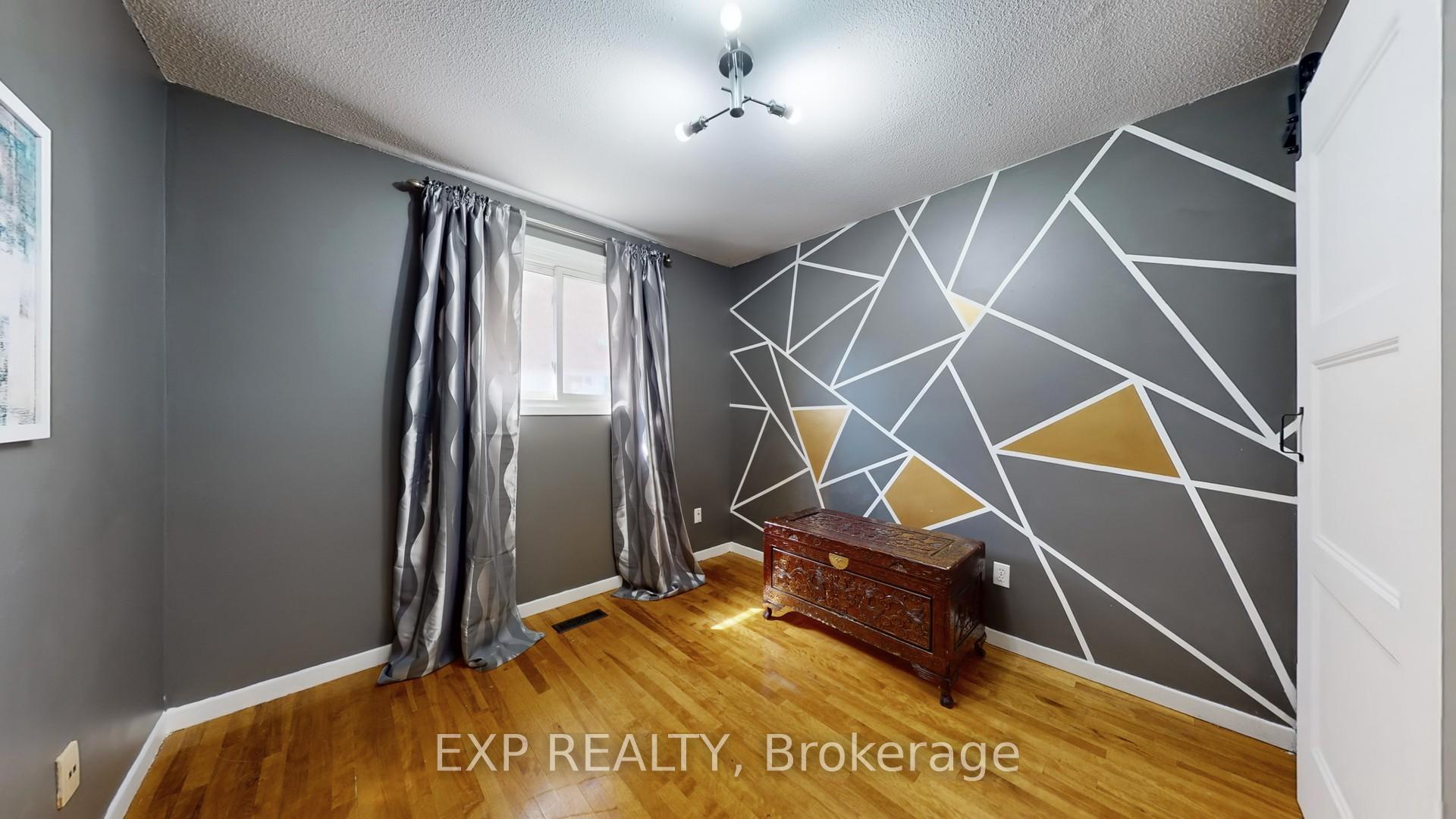 Photo 17 of 65 Lowe Boulevard, Newmarket, Huron Heights-Leslie Valley — HOMEH