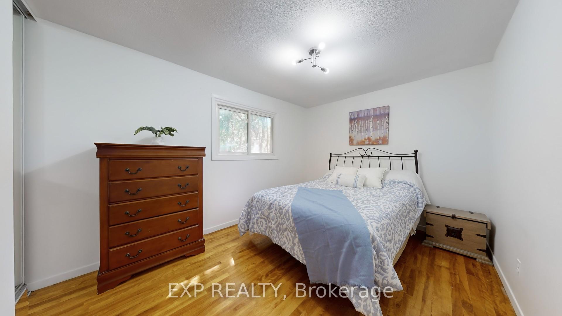 Photo 18 of 65 Lowe Boulevard, Newmarket, Huron Heights-Leslie Valley — HOMEH