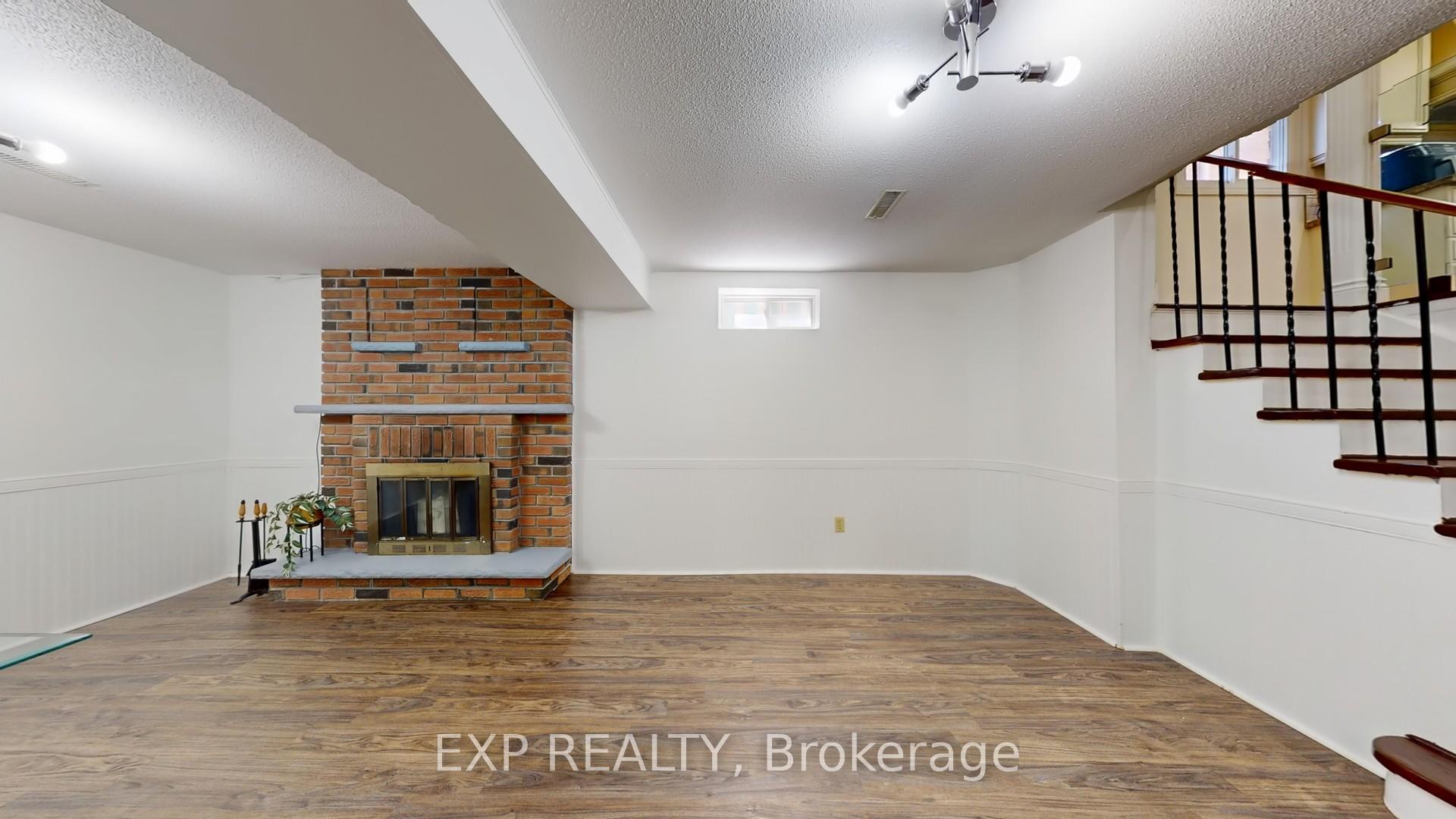 Photo 24 of 65 Lowe Boulevard, Newmarket, Huron Heights-Leslie Valley — HOMEH