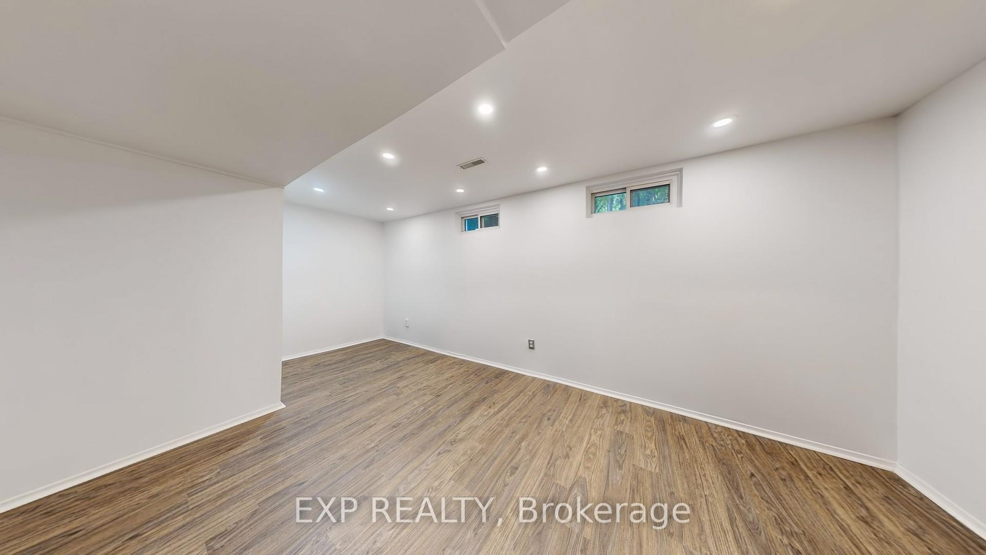 Photo 25 of 65 Lowe Boulevard, Newmarket, Huron Heights-Leslie Valley — HOMEH