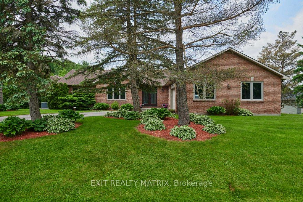 Photo 2 of 842 Apple Lane, Ottawa, Cumberland Ridge — HOMEH