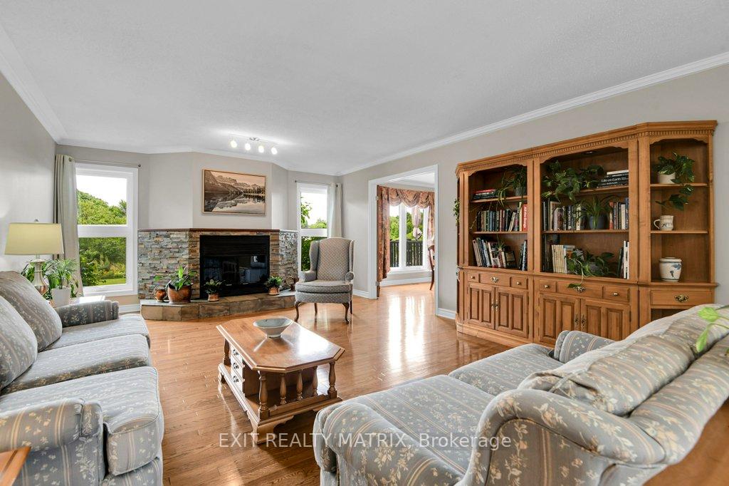 Photo 4 of 842 Apple Lane, Ottawa, Cumberland Ridge — HOMEH