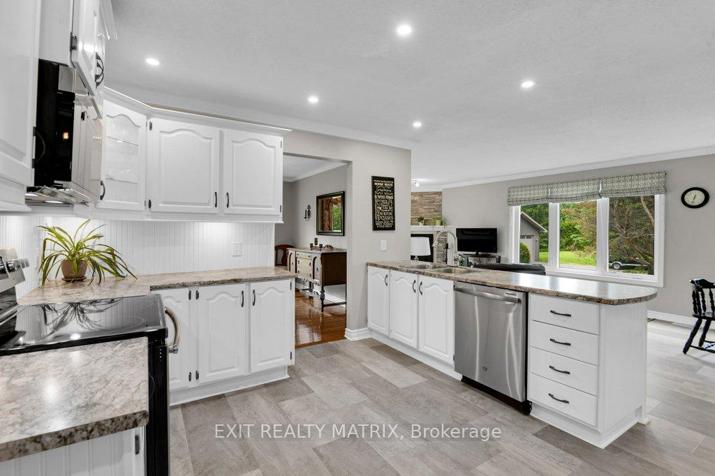 Photo 8 of 842 Apple Lane, Ottawa, Cumberland Ridge — HOMEH