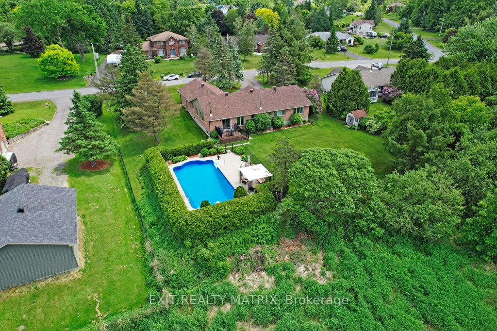 Photo 35 of 842 Apple Lane, Ottawa, Cumberland Ridge — HOMEH