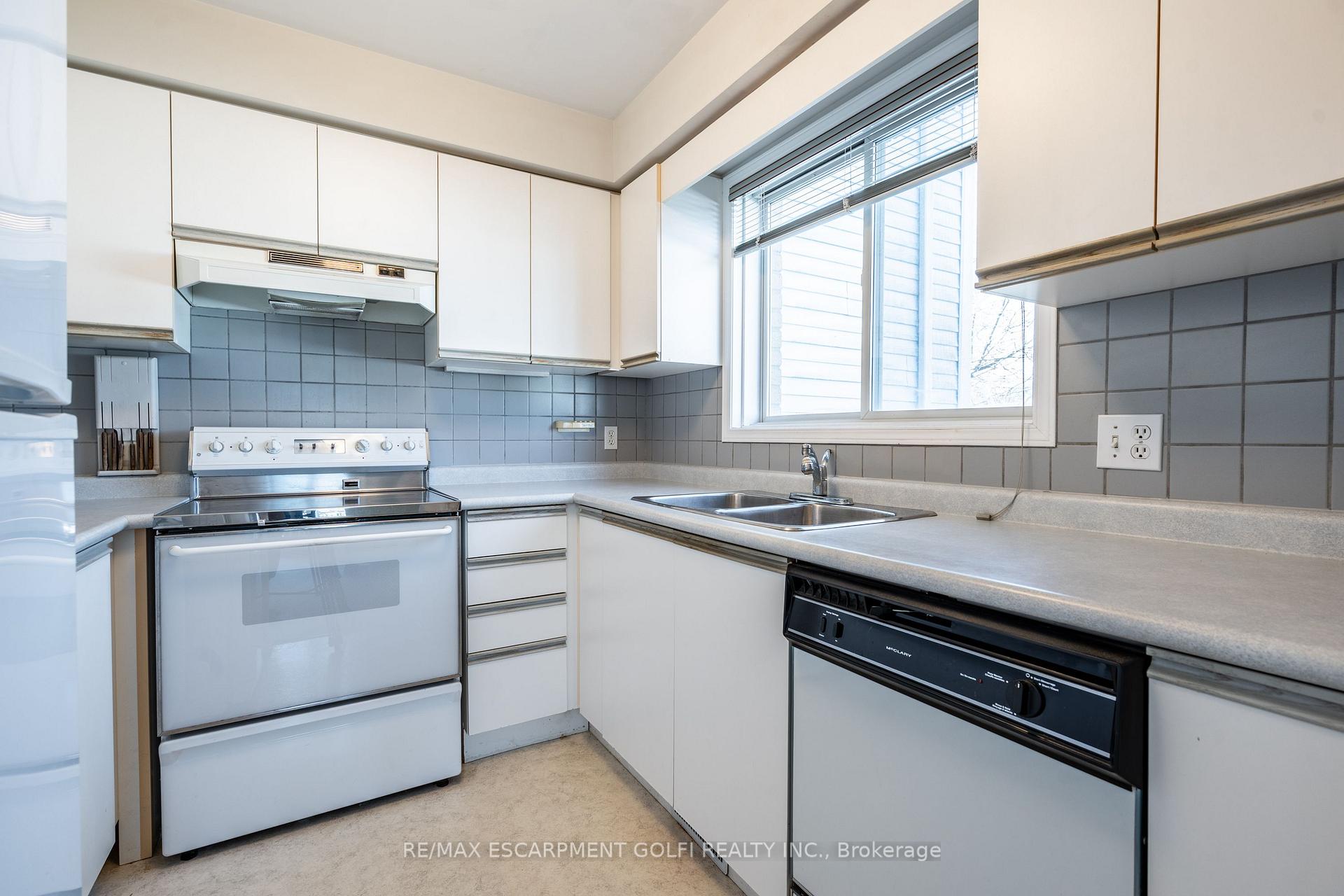 Photo 8 of 14 Hunters Court, Pelham, Fonthill — HOMEH
