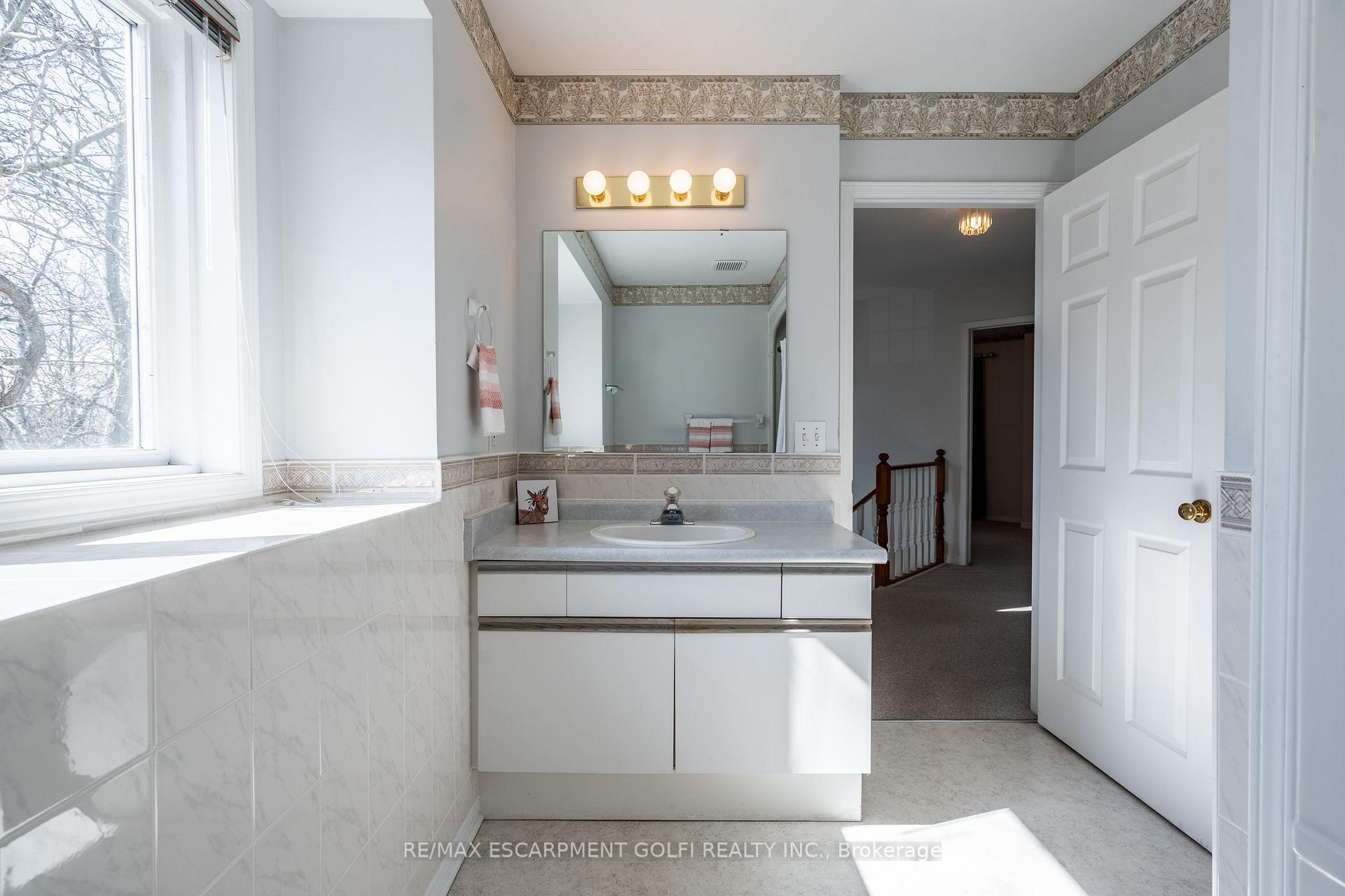 Photo 12 of 14 Hunters Court, Pelham, Fonthill — HOMEH