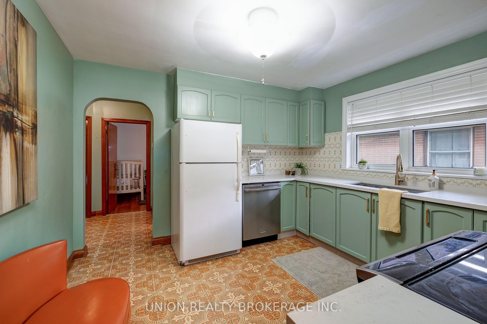 Photo 10 of 481 Lowell Avenue, Oshawa, McLaughlin — HOMEH