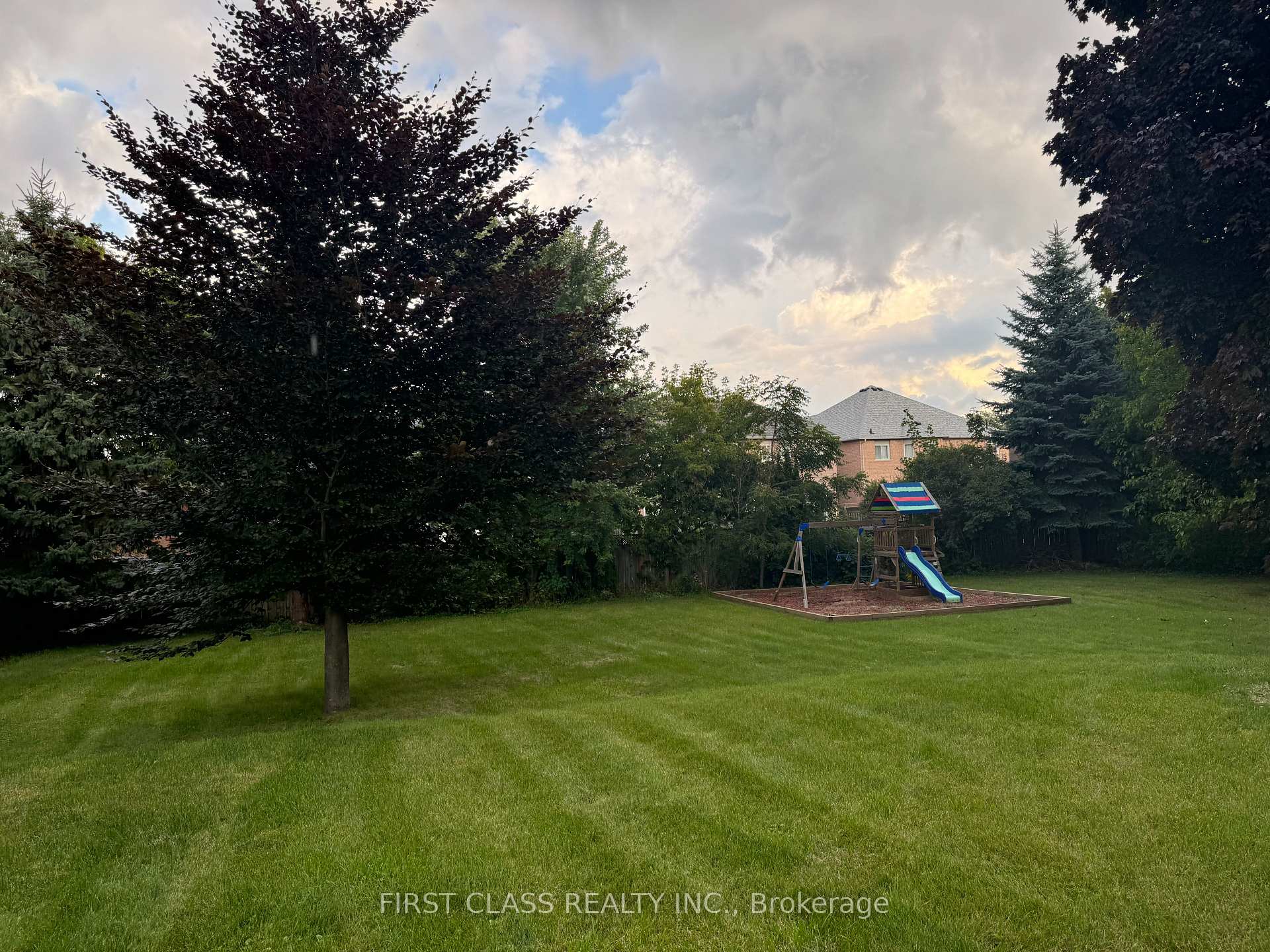 Photo 2 of 23 Oakcrest Avenue, Markham, Village Green-South Unionville — HOMEH