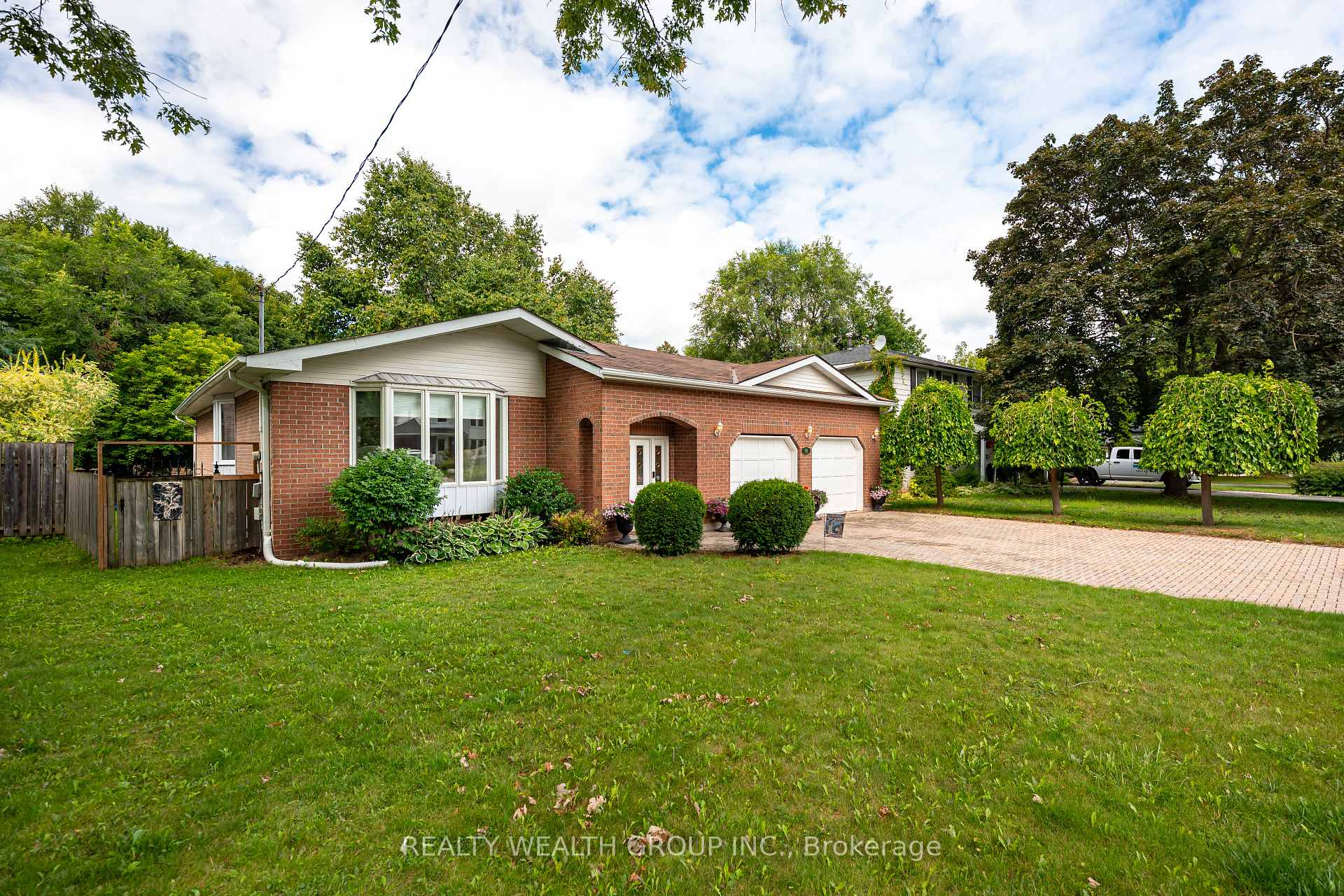 Photo 1 of 86 Alexander Road W, Newmarket, Gorham-College Manor — HOMEH