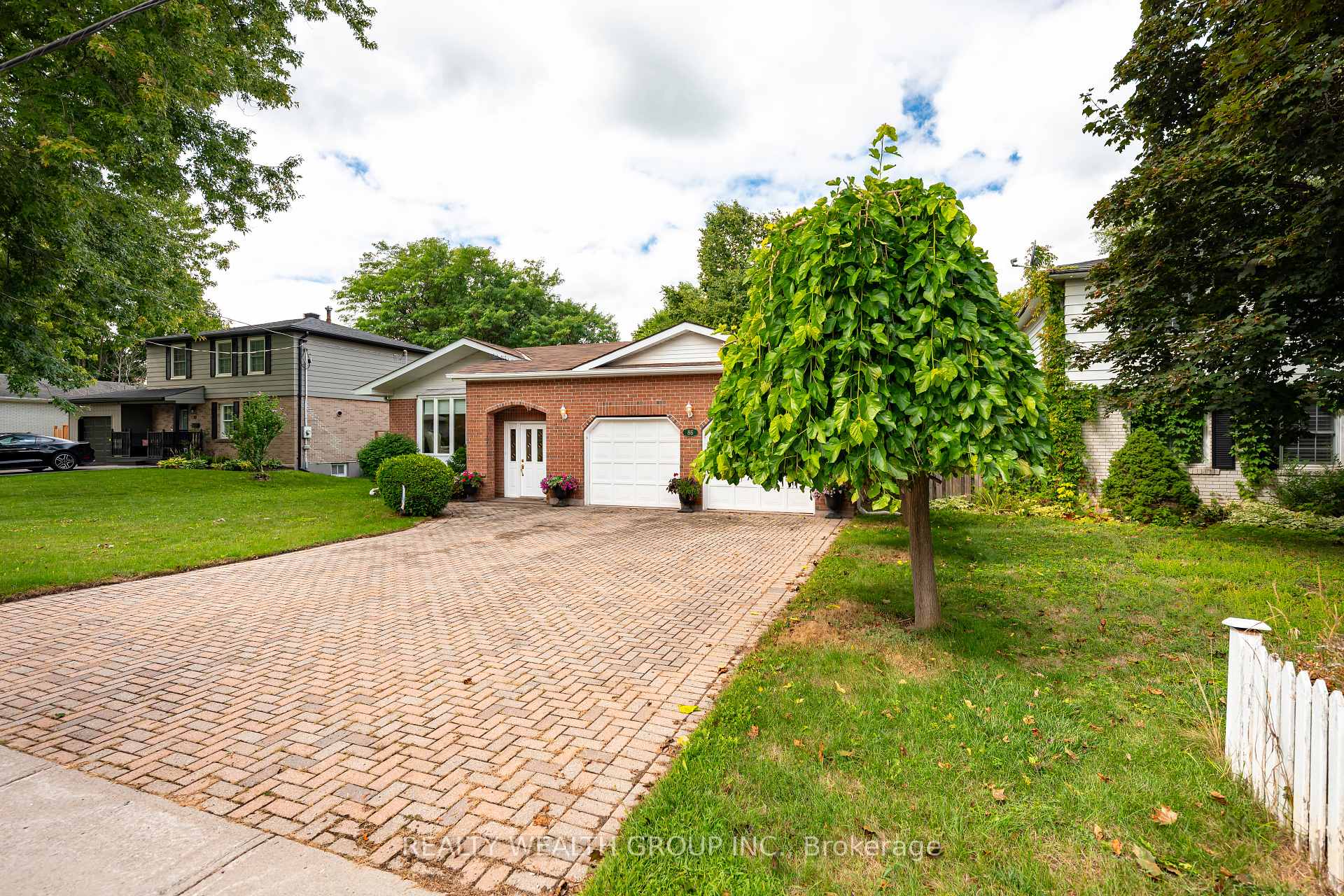 Photo 2 of 86 Alexander Road W, Newmarket, Gorham-College Manor — HOMEH
