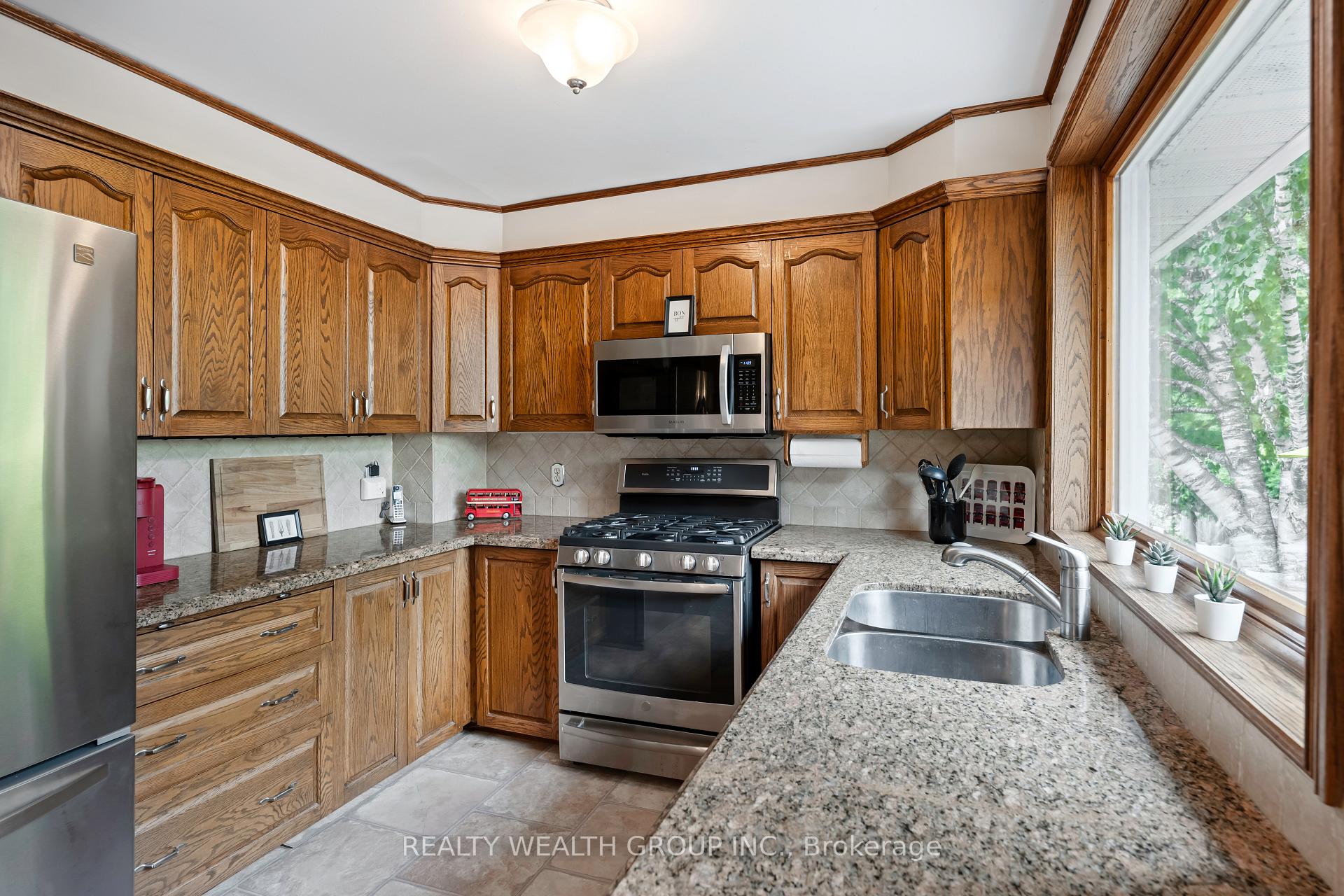 Photo 21 of 86 Alexander Road W, Newmarket, Gorham-College Manor — HOMEH