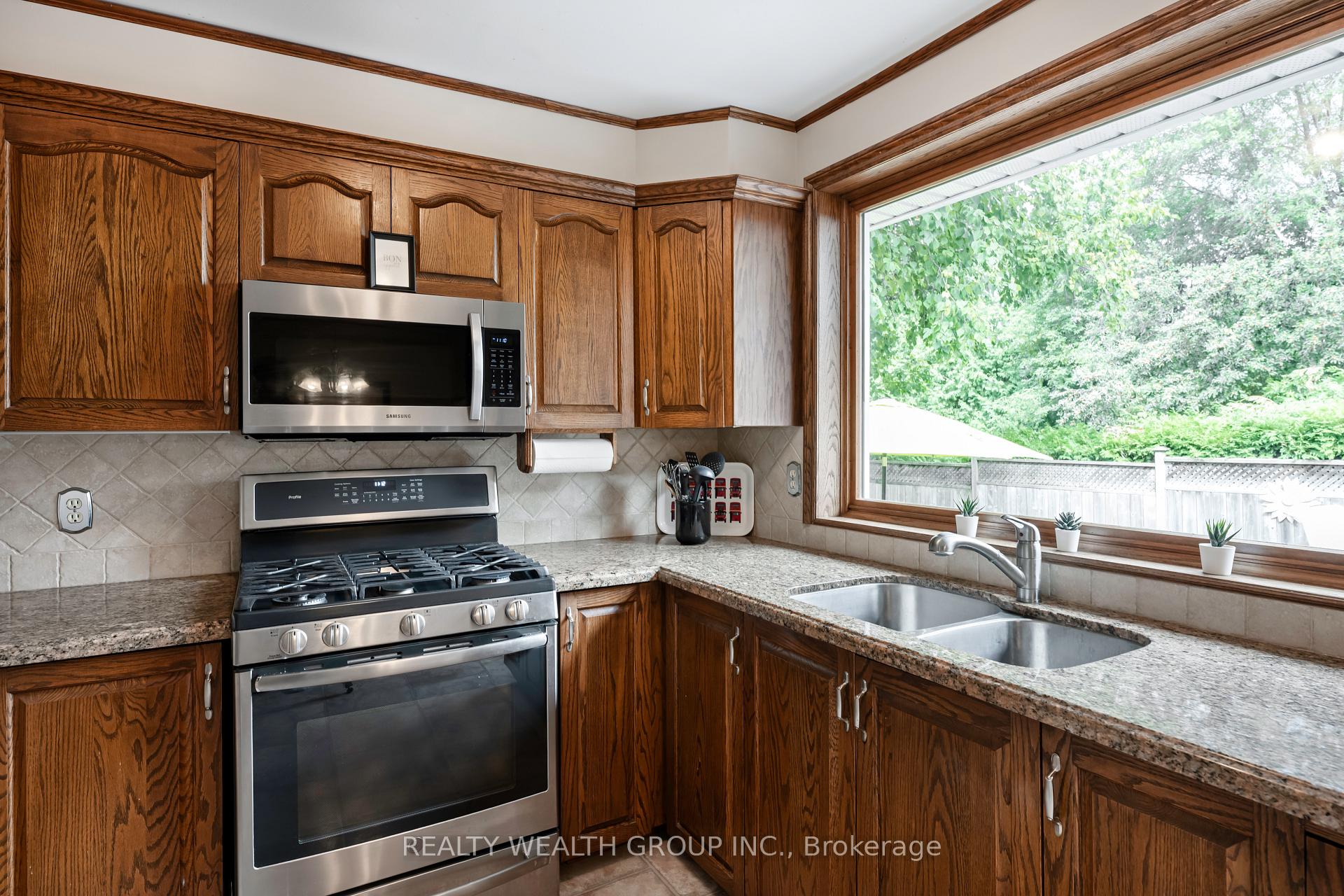 Photo 22 of 86 Alexander Road W, Newmarket, Gorham-College Manor — HOMEH