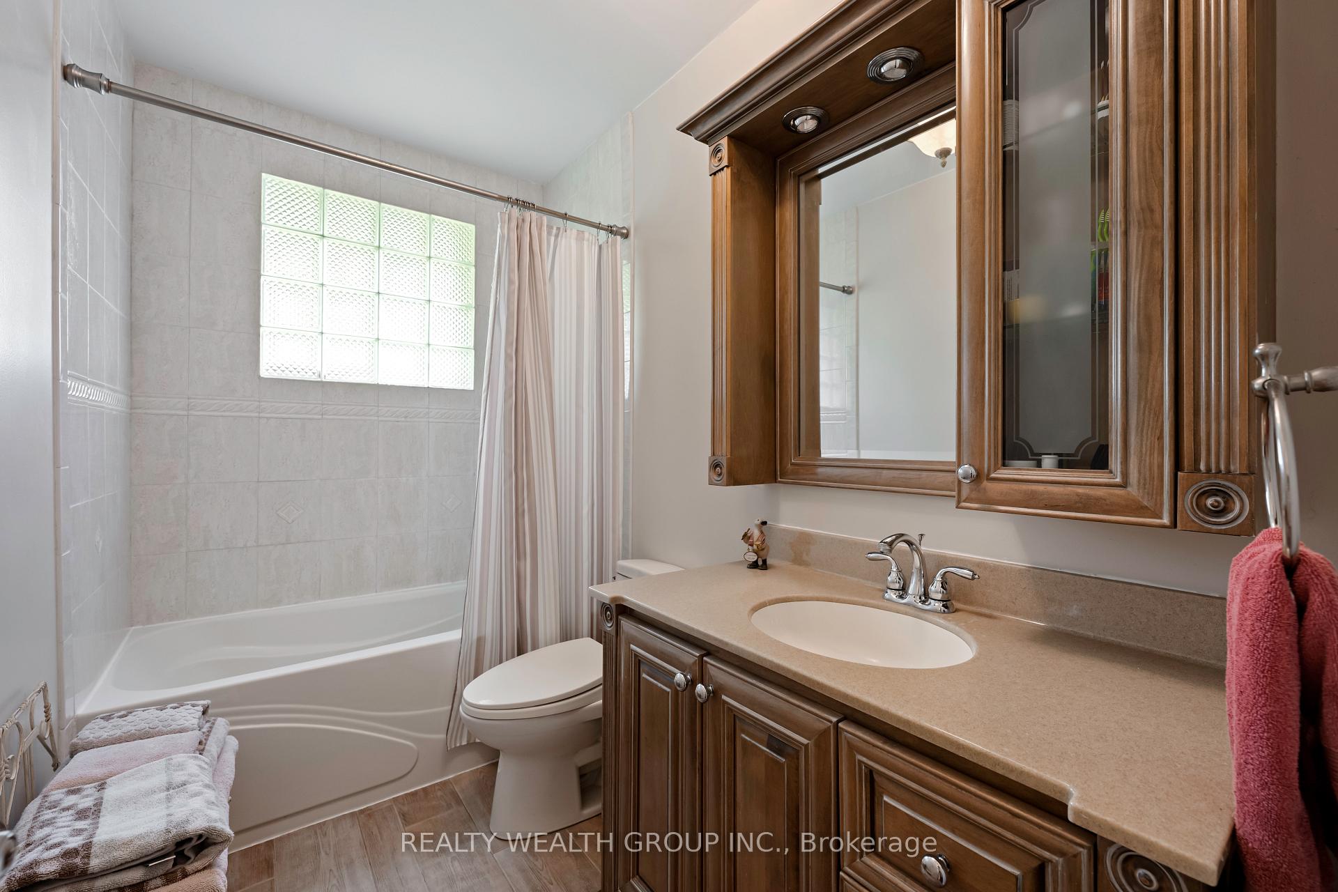 Photo 28 of 86 Alexander Road W, Newmarket, Gorham-College Manor — HOMEH