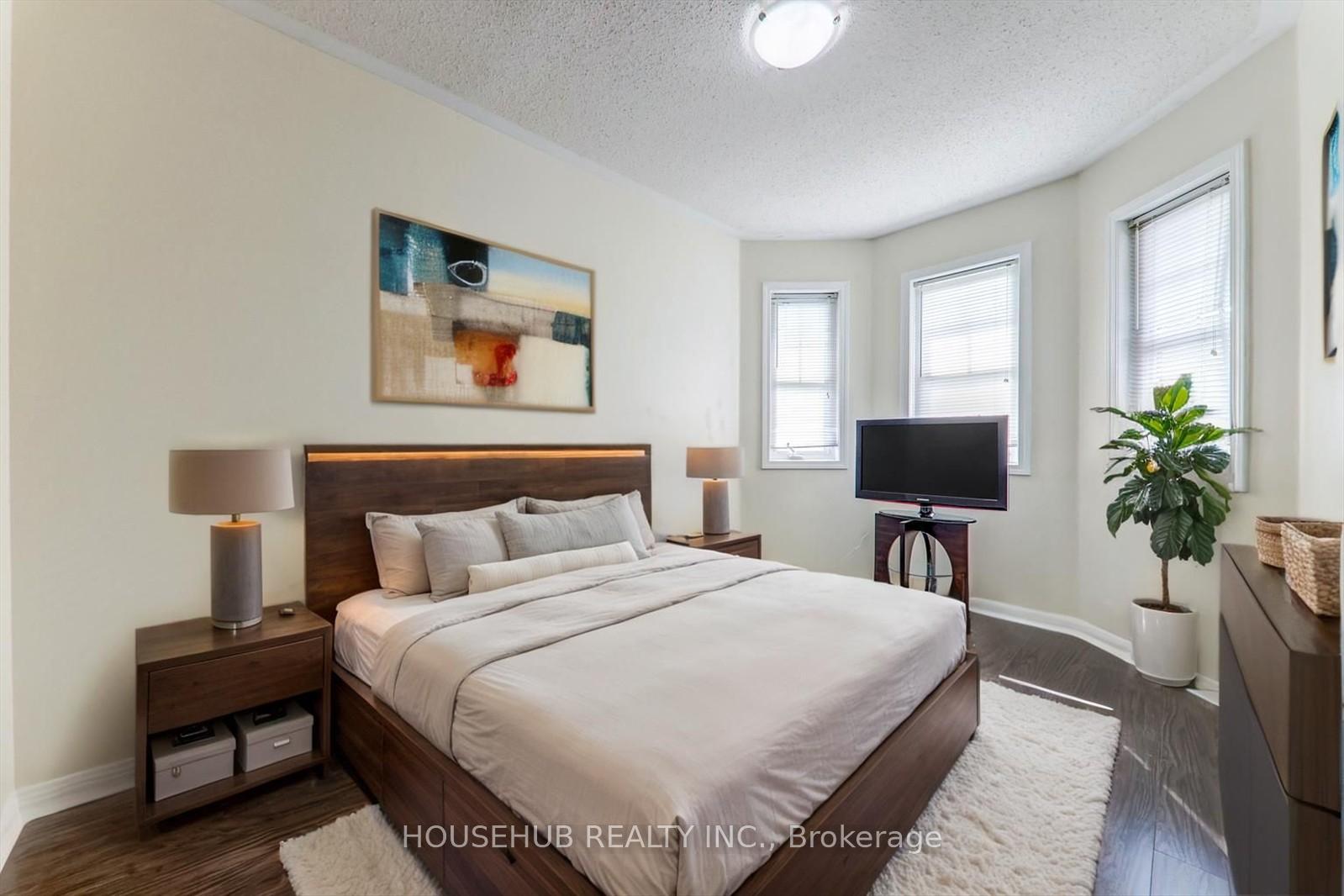 Photo 5 of 697 Ambroise Crescent, Milton, Coates — HOMEH