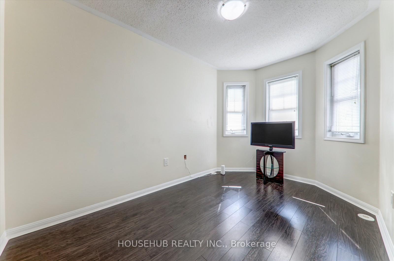 Photo 25 of 697 Ambroise Crescent, Milton, Coates — HOMEH