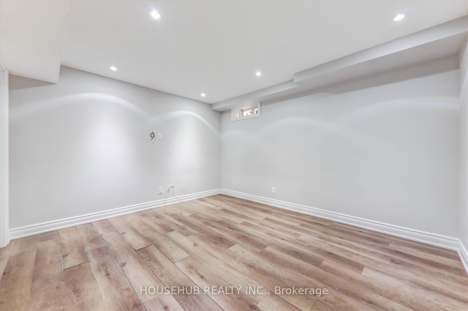 Photo 15 of 697 Ambroise Crescent, Milton, Coates — HOMEH