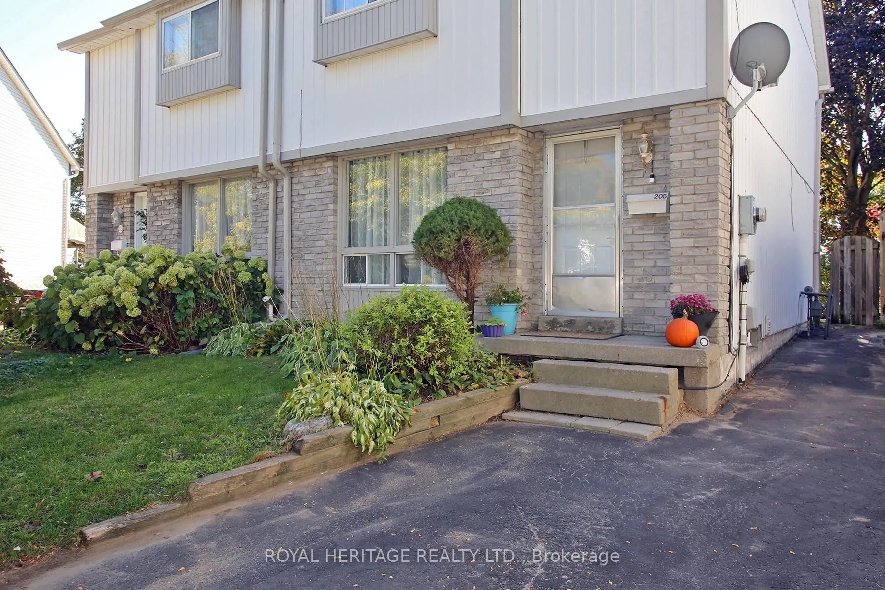 Photo 2 of 205 Northminster Court, Oshawa, Centennial — HOMEH