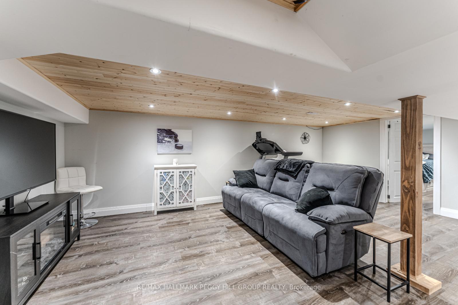 Photo 5 of 142 Dufferin Street, Orillia — HOMEH