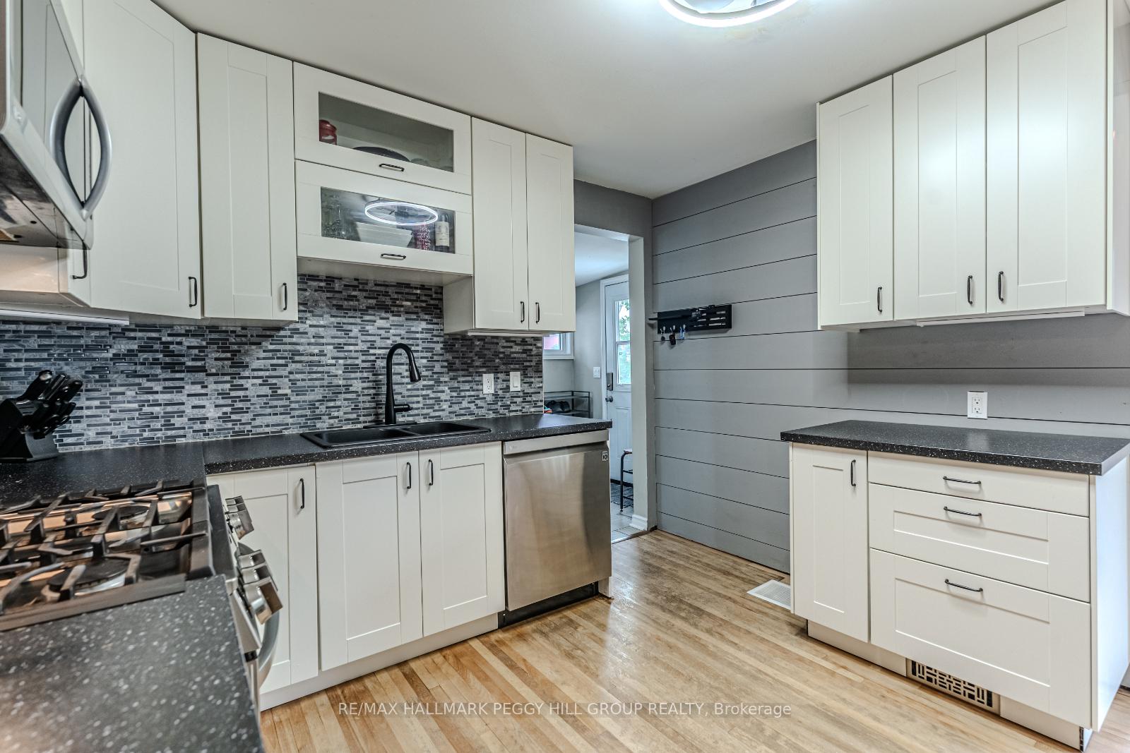 Photo 6 of 142 Dufferin Street, Orillia — HOMEH