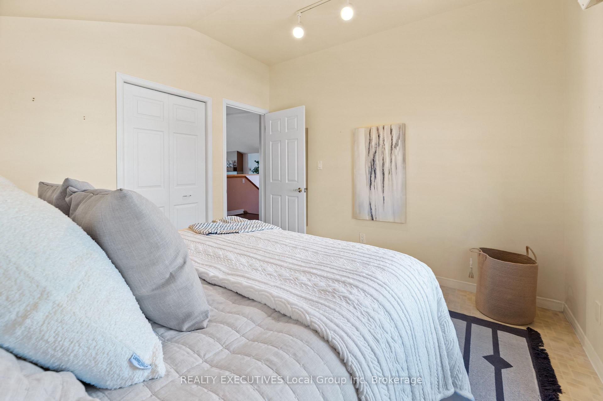 Photo 32 of 133 Fifth Avenue E, North Bay, Central — HOMEH