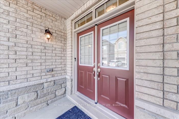 Photo 4 of 14 Reign Lane, Markham, Cedarwood — HOMEH