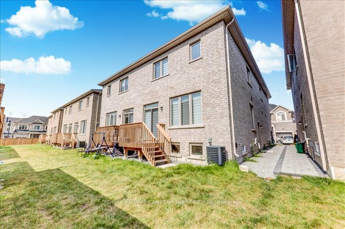 Photo 38 of 14 Reign Lane, Markham, Cedarwood — HOMEH