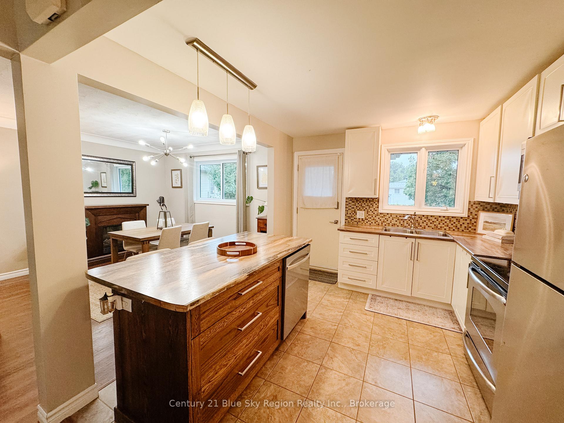 Photo 4 of 39 Prince Edward Drive, North Bay, Ferris — HOMEH
