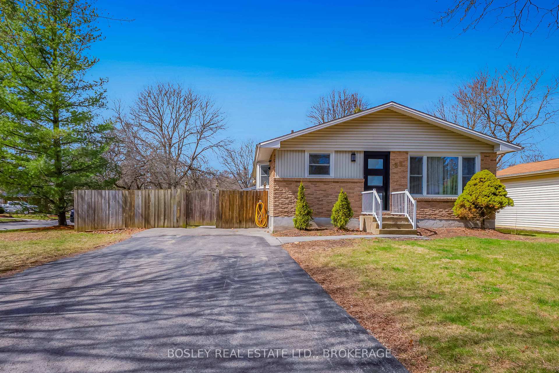 Photo 2 of 32 Fallingbrook Drive, Pelham, Fonthill — HOMEH