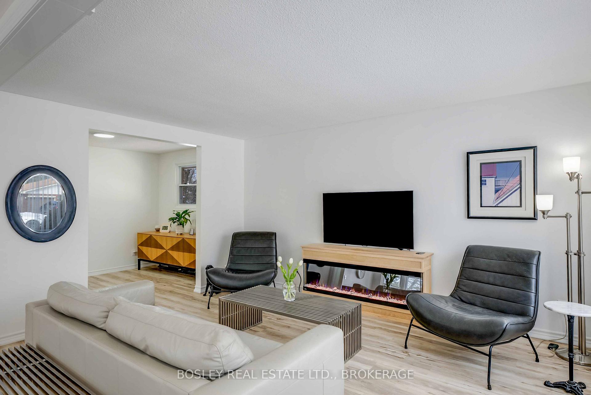 Photo 3 of 32 Fallingbrook Drive, Pelham, Fonthill — HOMEH