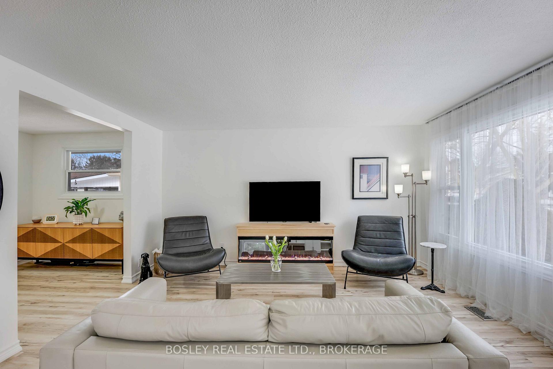 Photo 4 of 32 Fallingbrook Drive, Pelham, Fonthill — HOMEH