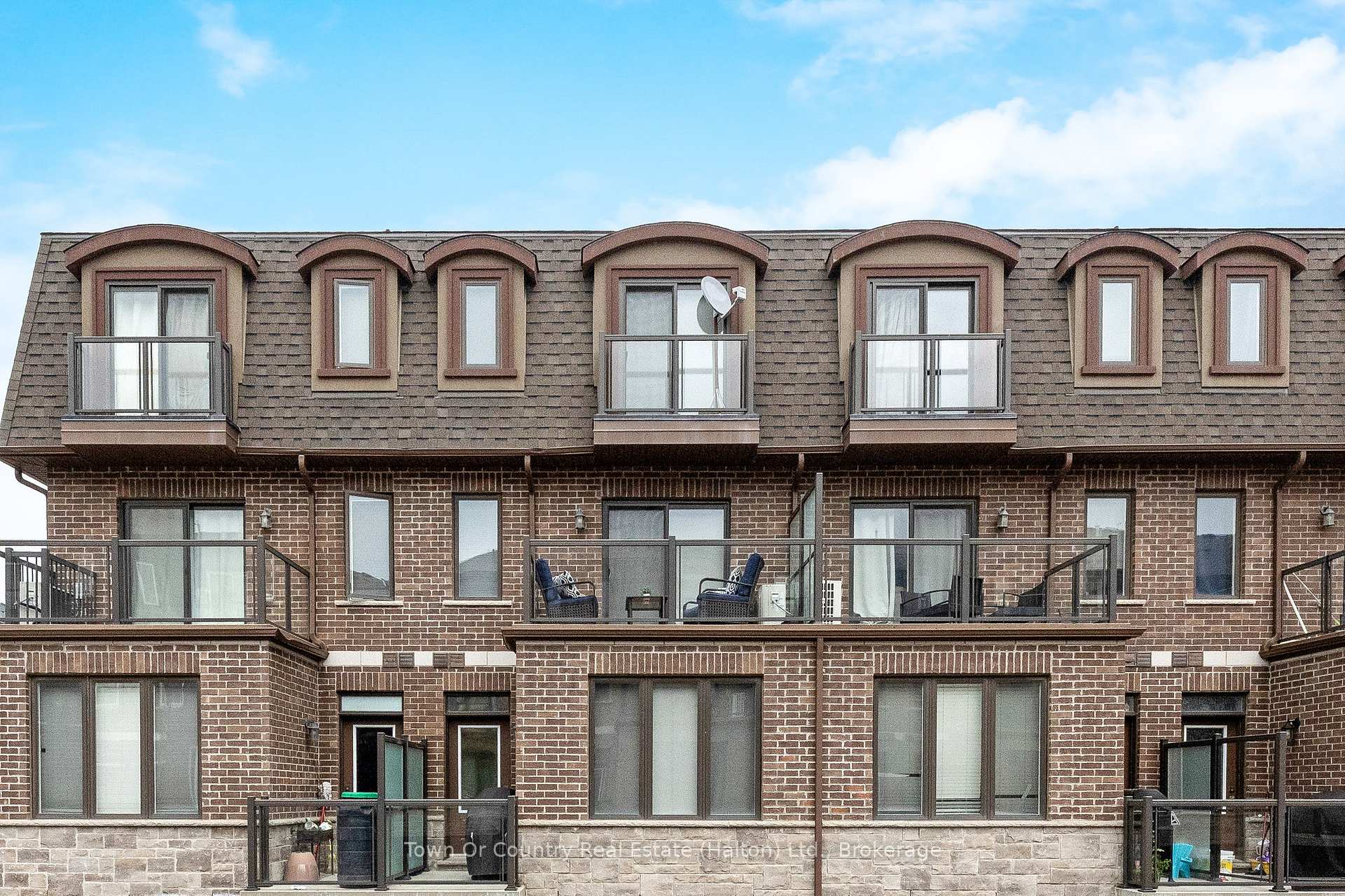 Front of Unit 142, 445 Ontario Street S
