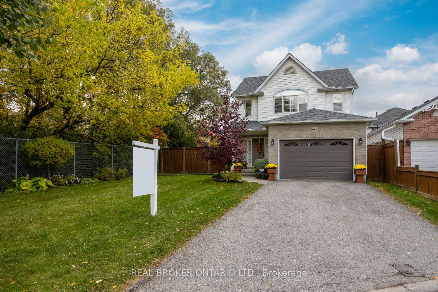 Front of 964 Grandlea Court